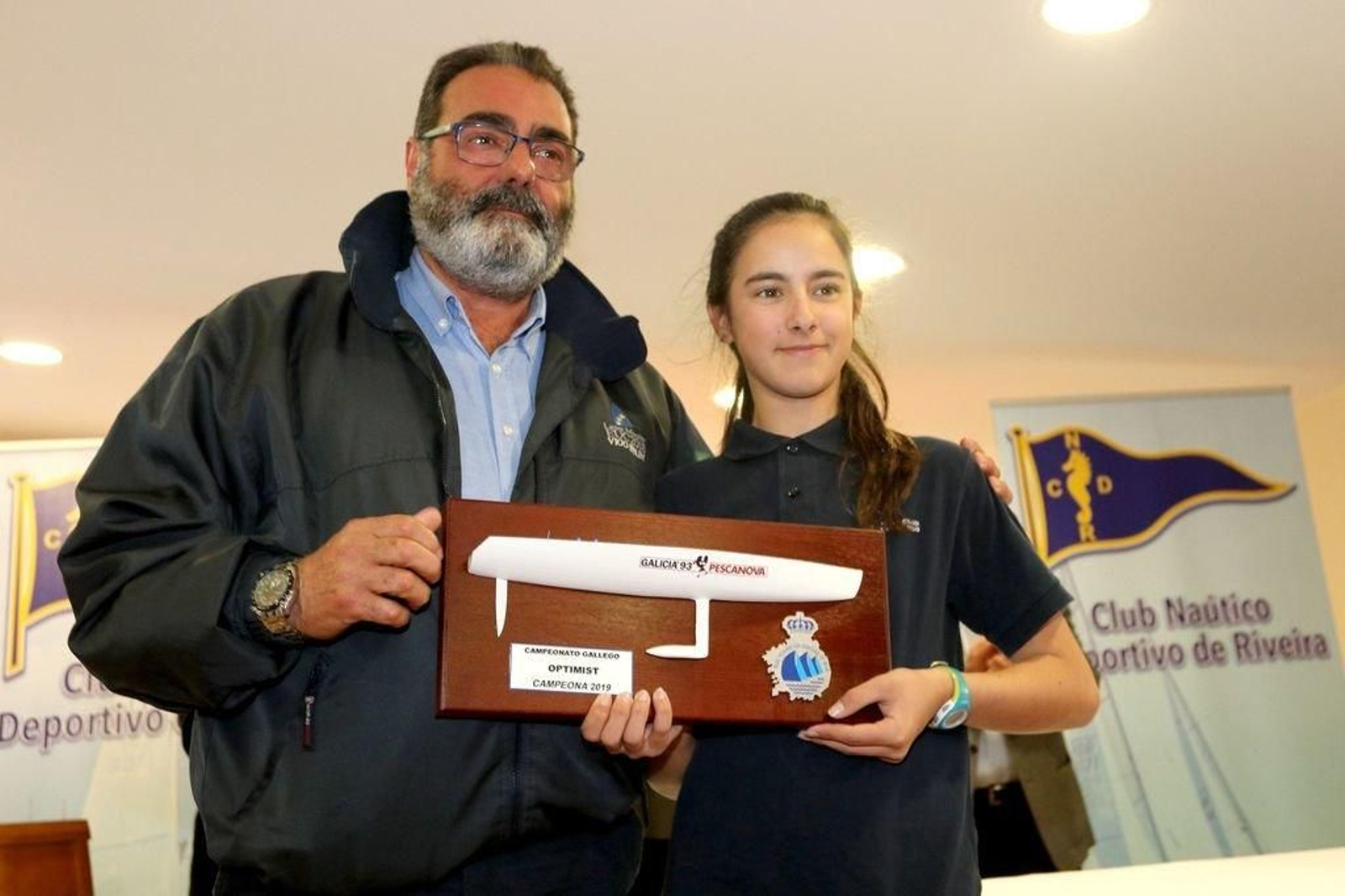 Stella Maris Enríquez recogió sonriente su trofeo de campeona gallega.