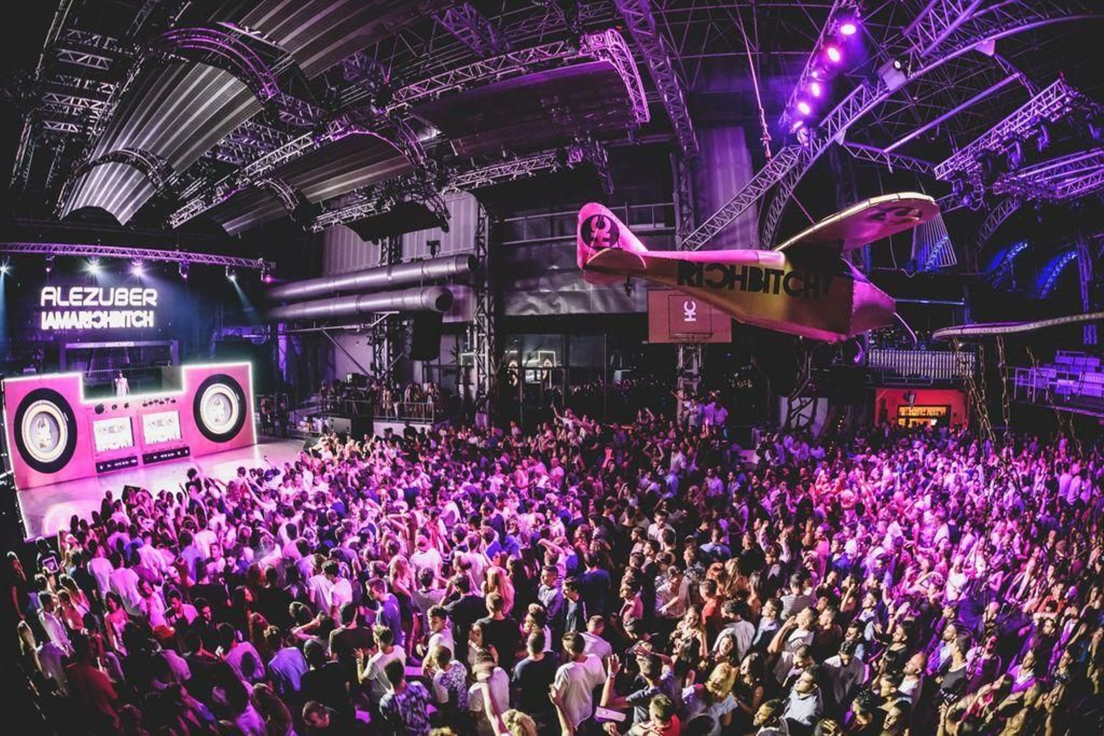 La discoteca Privilege de Ibiza, llena hasta los topes.