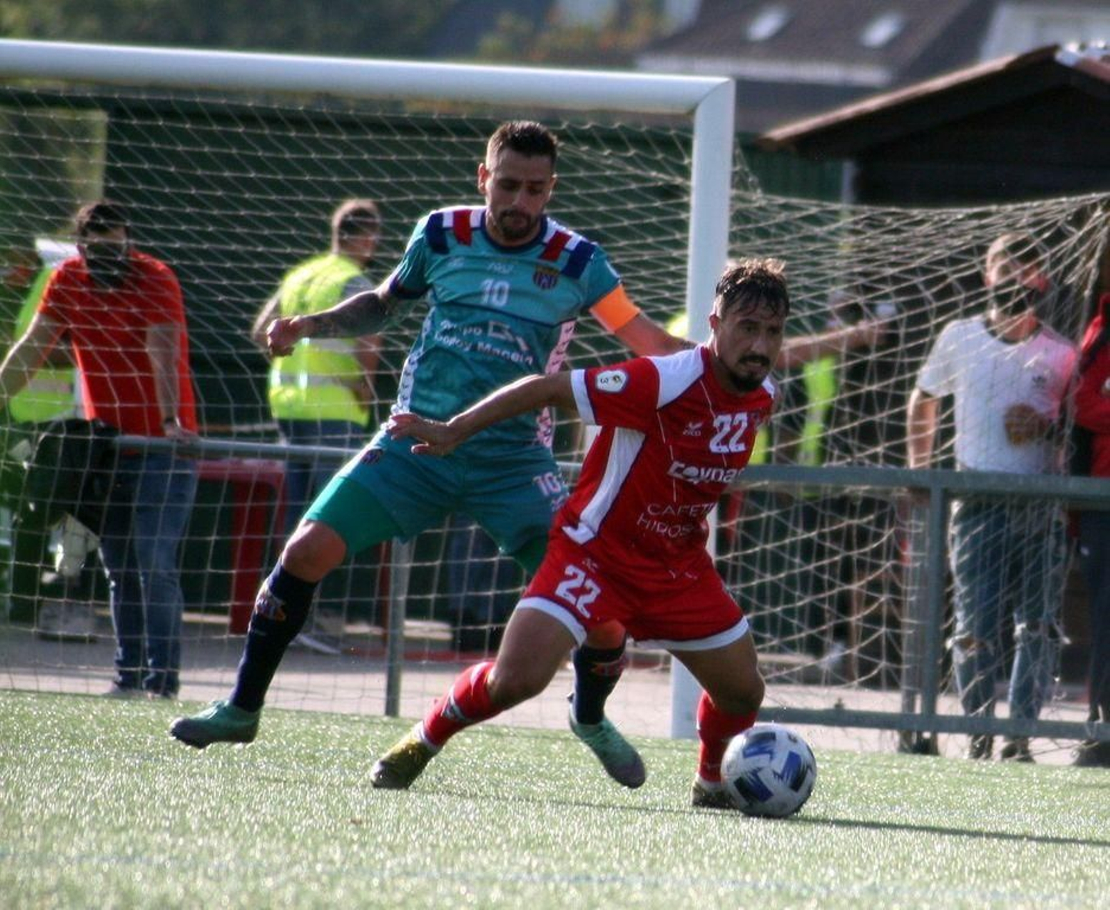 Adrián Mouriño protexe o esférico ante a presión dun futbolista do Pontellas.