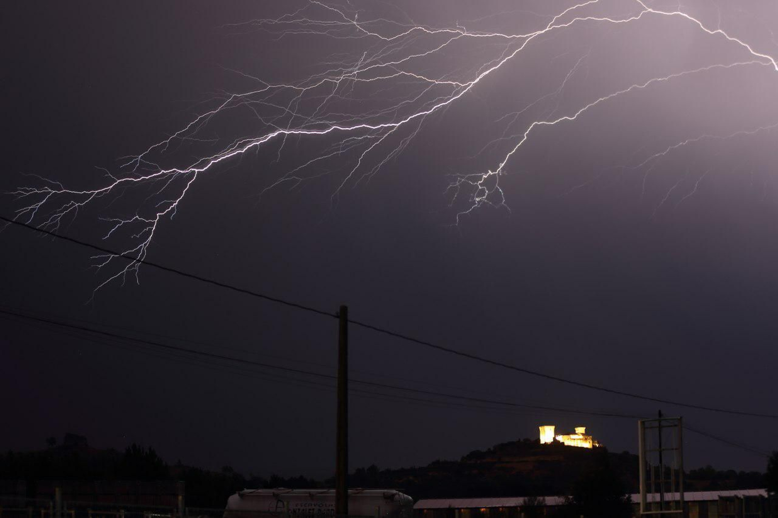 Las tormentas eléctricas iluminaron Ourense // Alberte