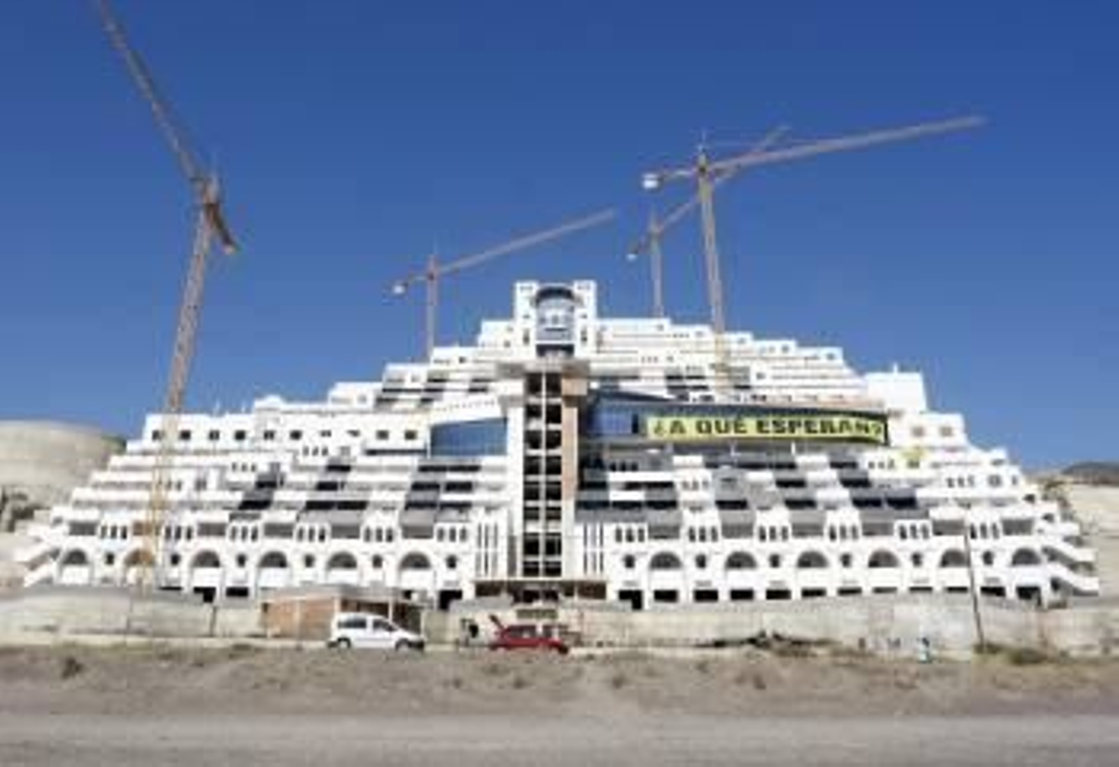 Fotografía de archivo tomada el 5 de septiembre de 2011 del hotel construido en la playa de El Algarrobico. EFE