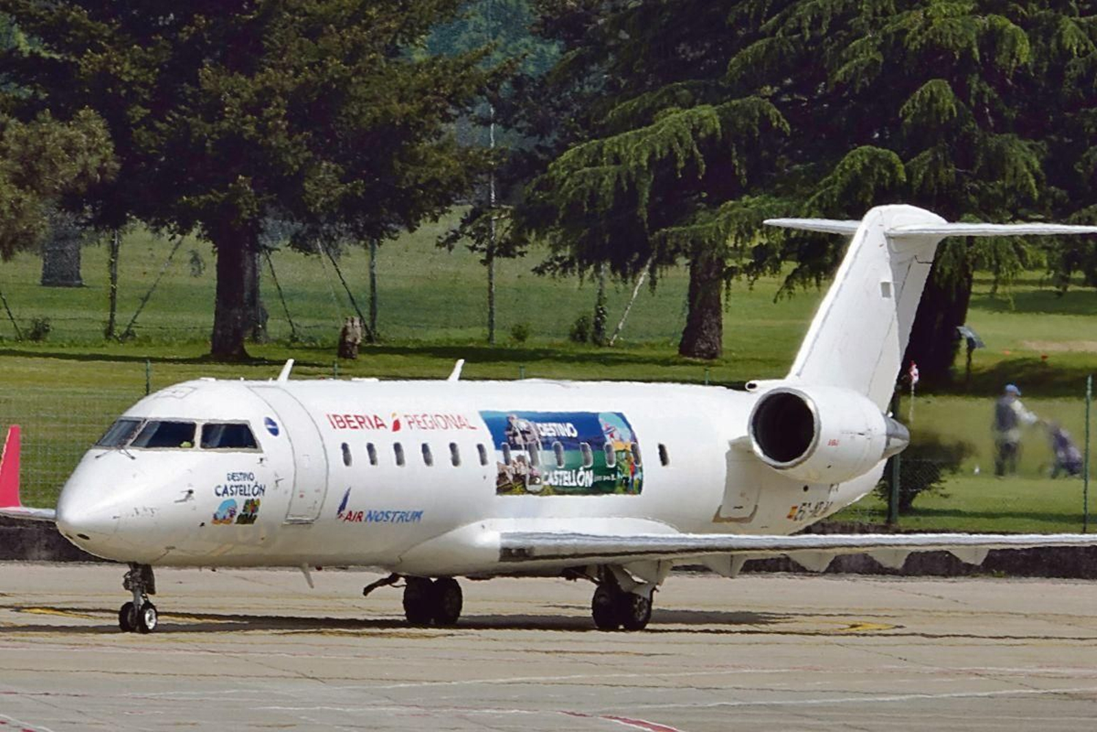 Un avión de la compañía Air Nostrum, filial de Iberia, estacionado en el aeropuerto de Peinador.