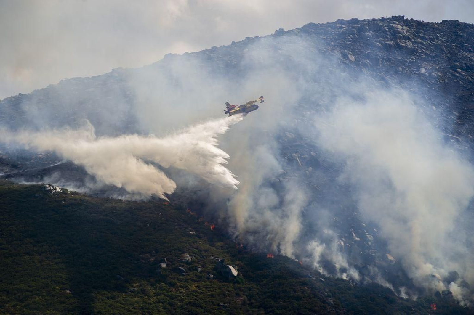 Un hidroavión sofoca las llamas en Lobios.