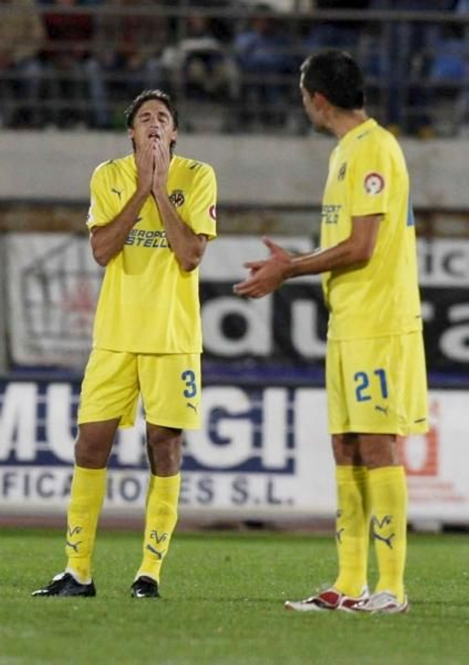 Edmilson se lamenta tras encajar el Villarreal el tercer gol.