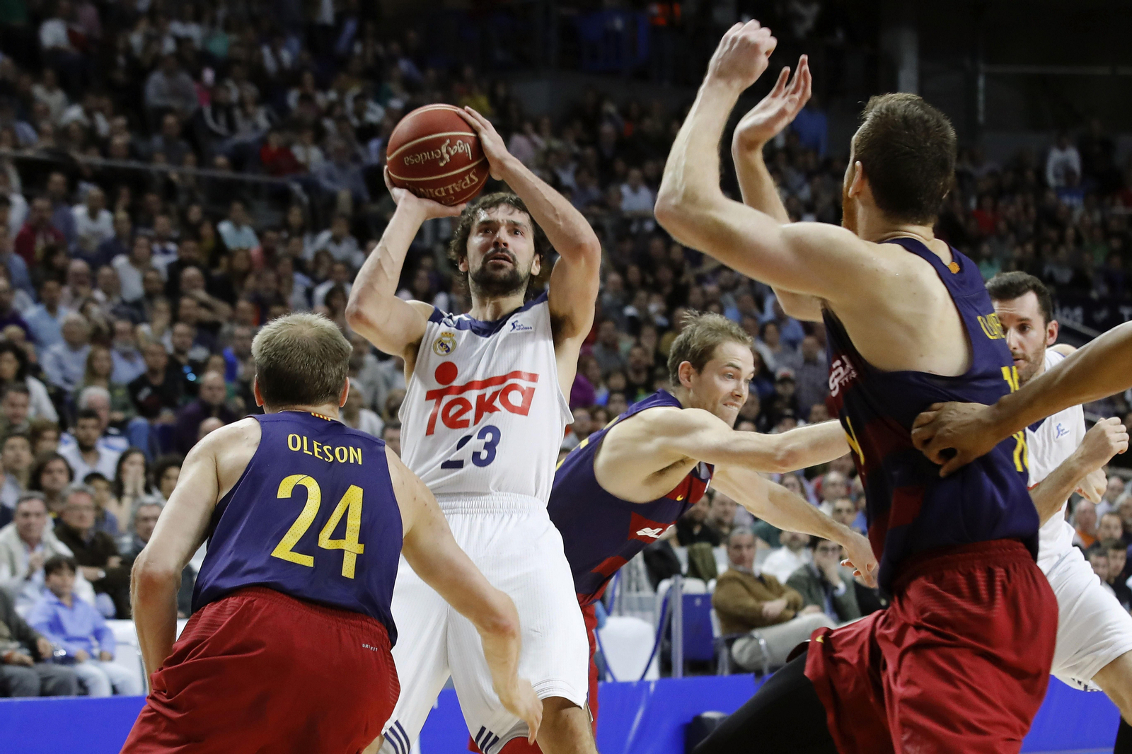 Llull se dispone a lanzar a canasta ante la oposición de Oleson.