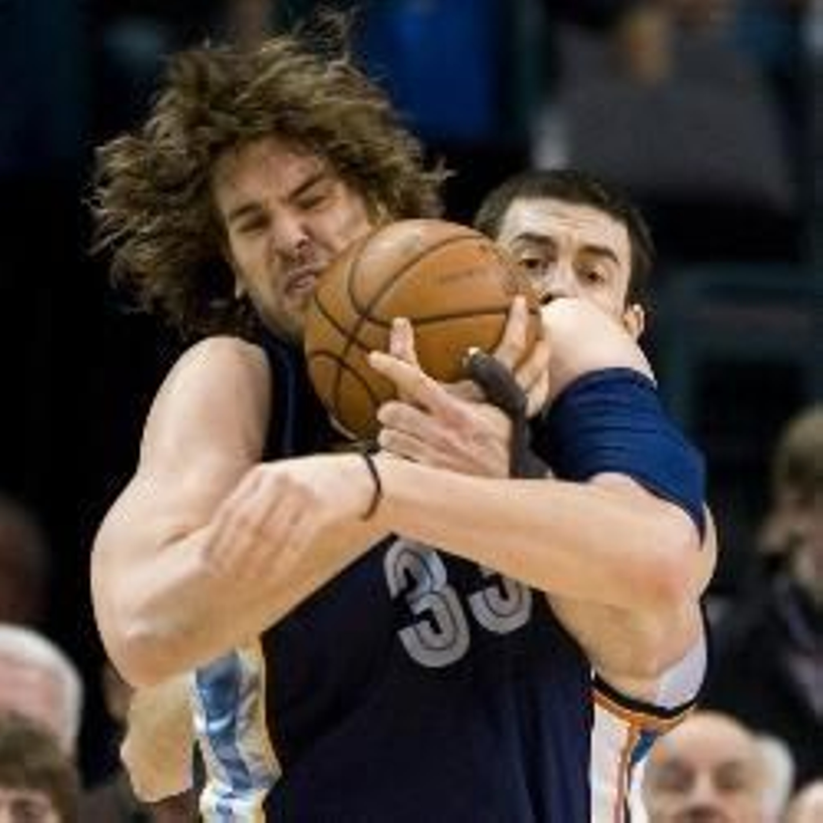 Marc Gasol intenta deshacerse de un rival.