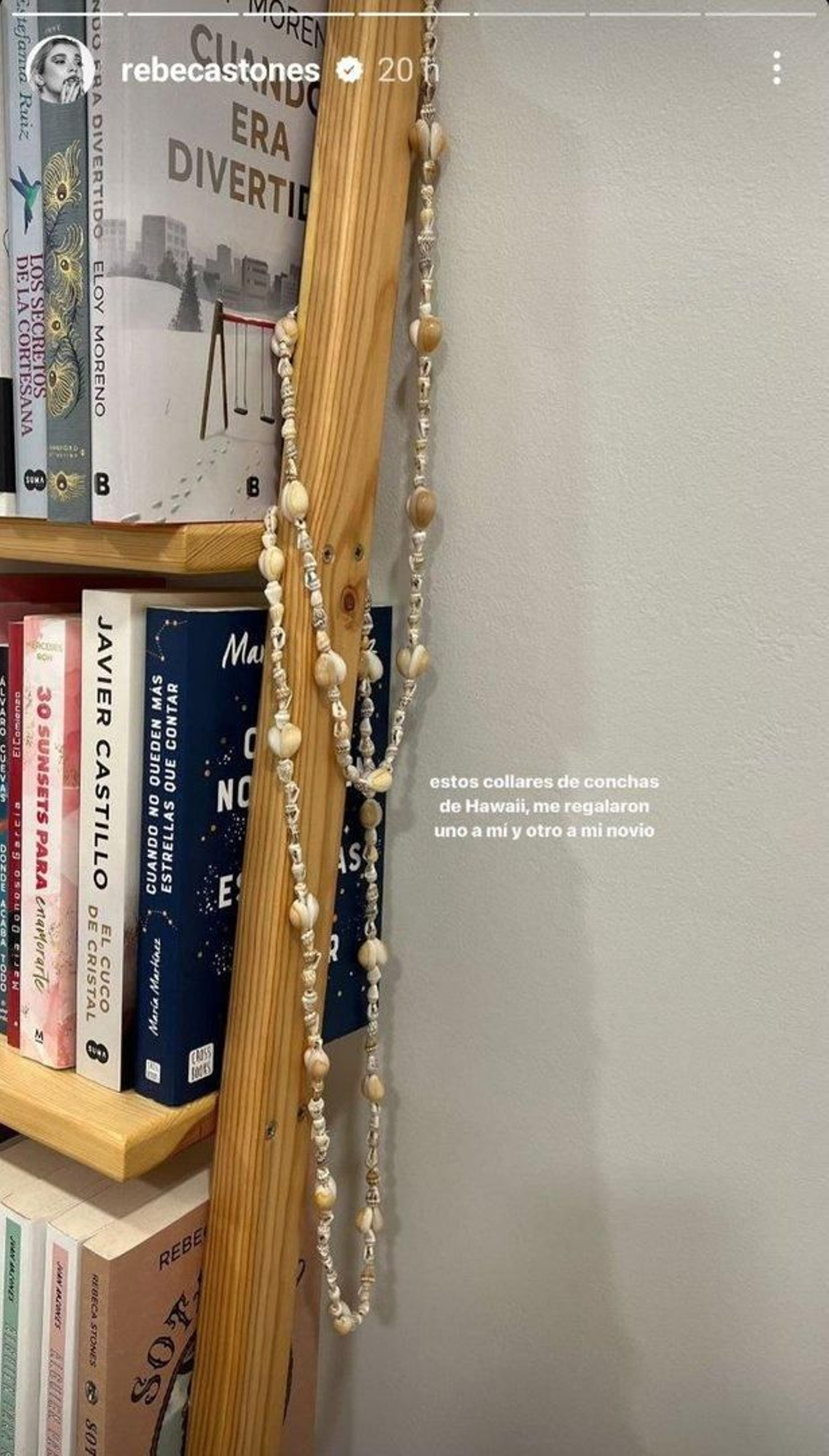 Los collares que les regalaron en Hawaii. // Instagram (@rebecastones)