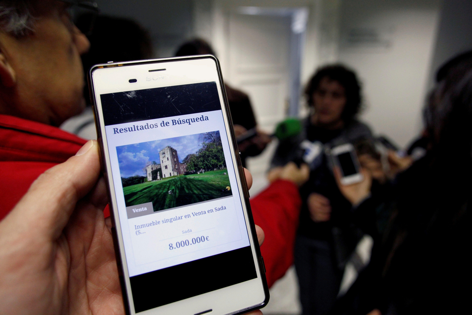 El anuncio de la venta de Meirás en un móvil, durante la rueda de prensa de Goretti Sanmartín