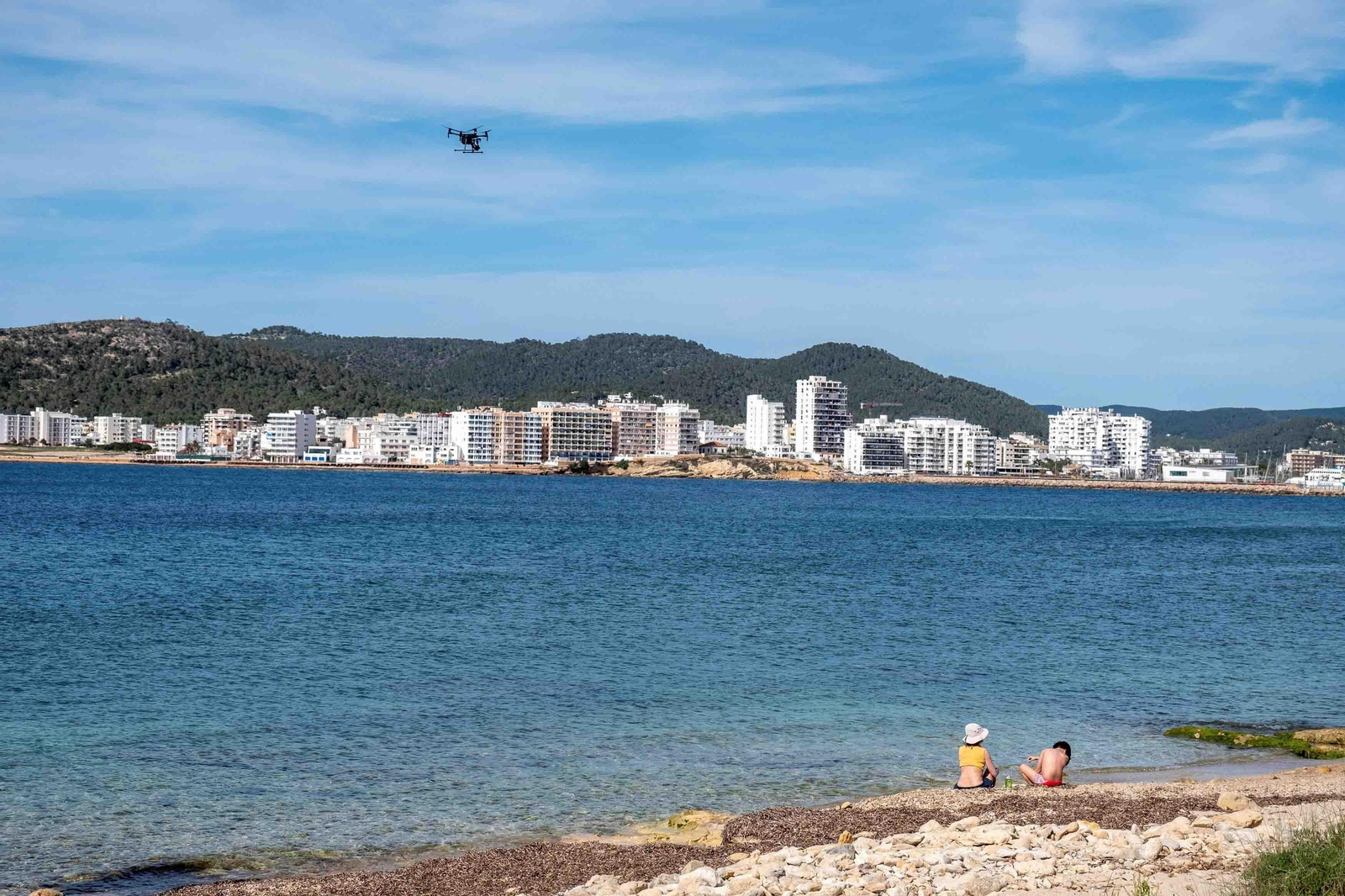 La Policía Local de Sant Josep, Ibiza, vigila con un drón las playas del municipio. EFE/ Sergio C.Cañizares