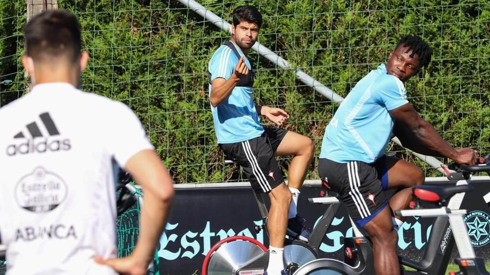 Araujo y Aidoo hacen bicicleta en la mañana de ayer en las instalaciones de A Madroa.
