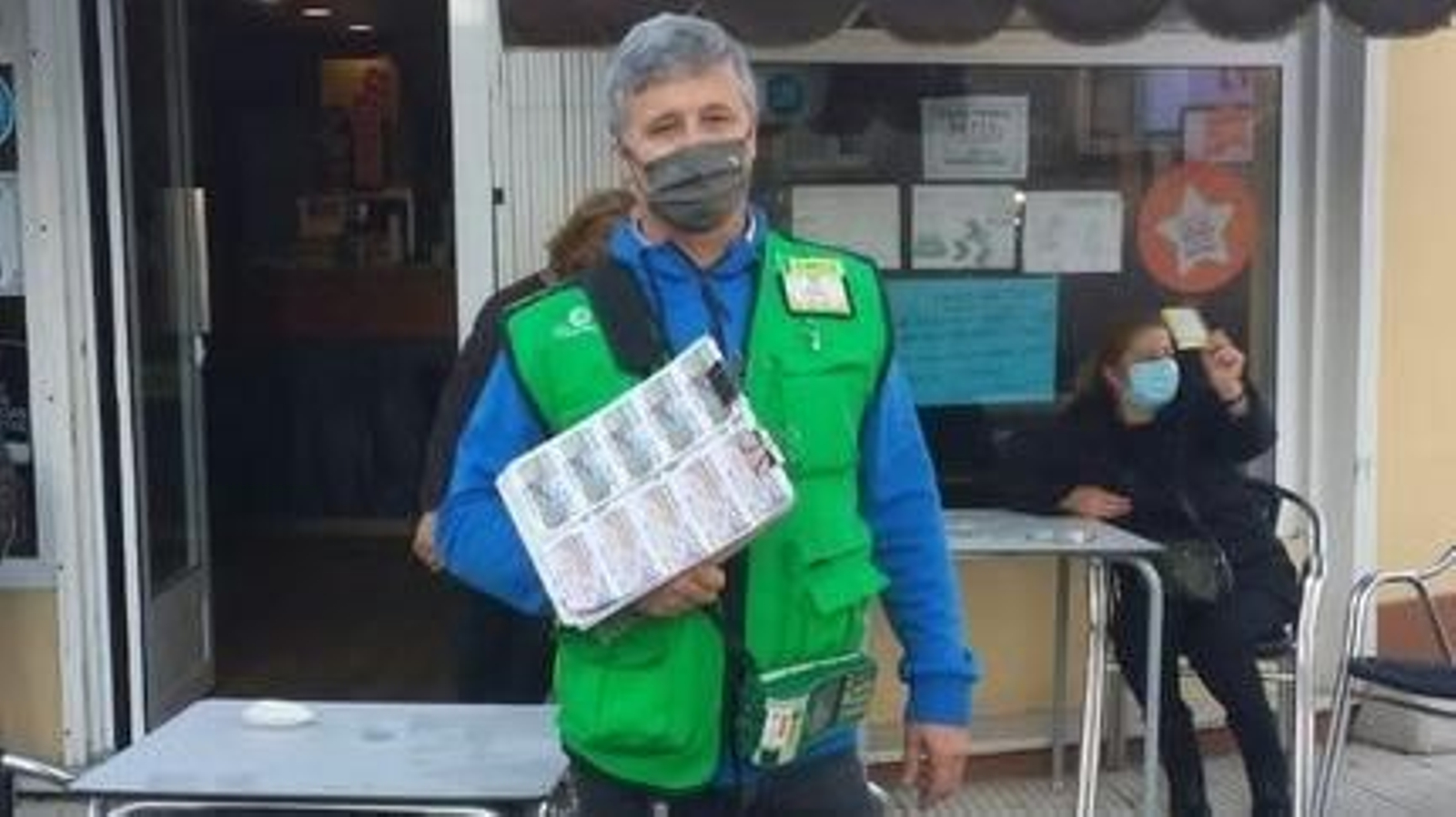 Roberto lleva siete años repartiendo suerte todos los días en Goián y en O Rosal.