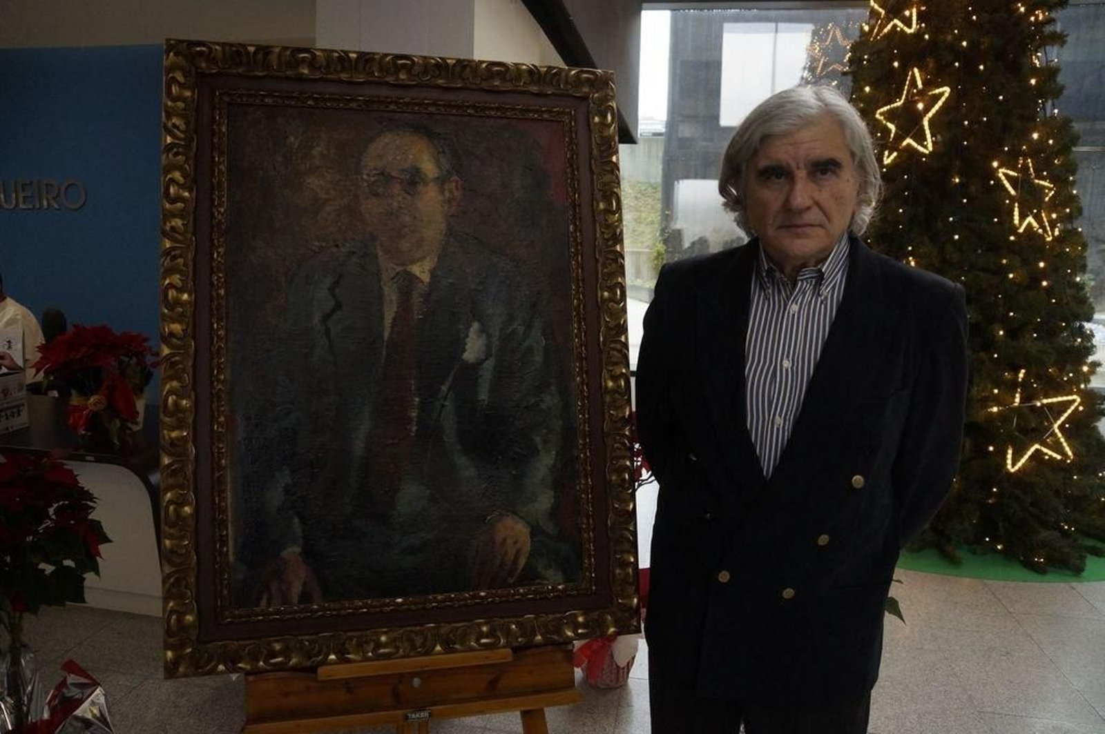 César Cunqueiro, ayer junto al retrato de su padre.