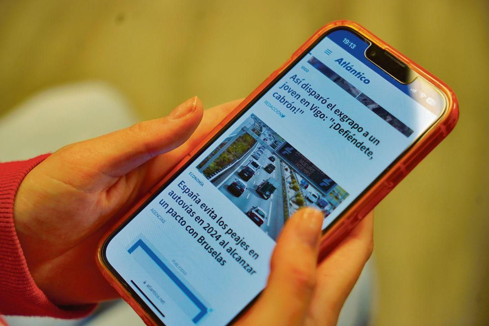 La web de Atlántico abierta en un dispositivo móvil.