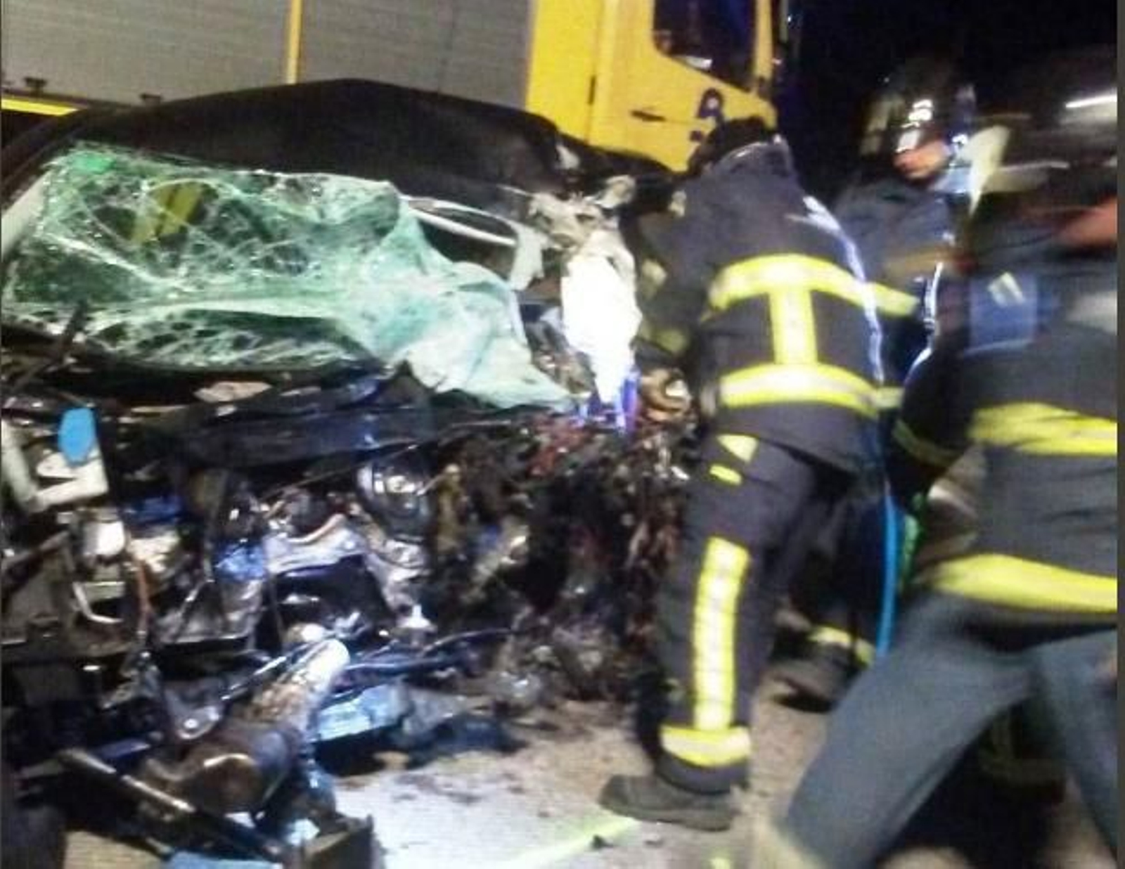 Los bomberos de La Morgal durante la intervención en el accidente.
