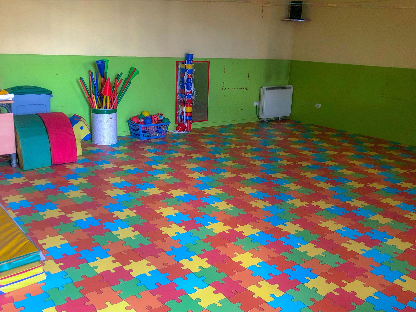 La escuela cuenta con espacios y servicios adaptados a las necesidades de los niños.