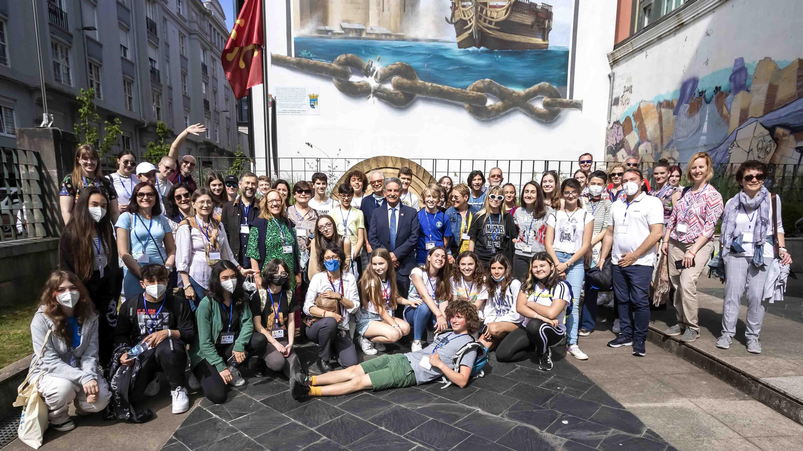 El presidente de Cantabria, Miguel Ángel Revilla, mantiene un encuentro con alumnos Erasmus. Fotografía: Silvia Bouzo