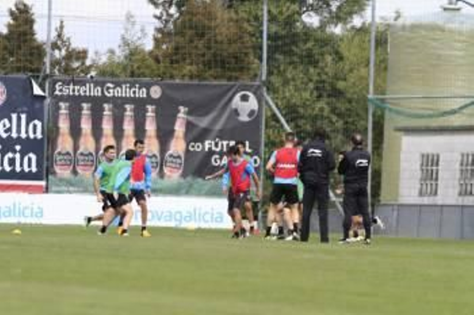 Los jugadores del Celta, ayer durante el entrenamiento en los campos de A Madroa. (Foto: ATLÁNTICO)