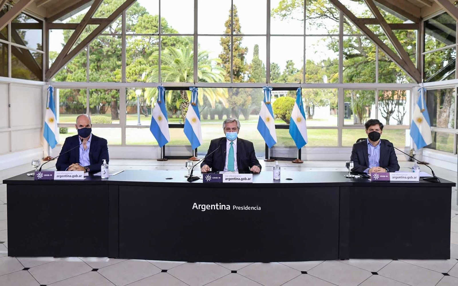 Fotografía cedida por la Presidencia de la Nación Argentina que muestra al mandatario de dicho país, Alberto Fernández (c), mientras habla en una rueda de prensa acompañado por el jefe de Gobierno de la Ciudad de Buenos Aires, Horacio Rodríguez Larreta (i), y el gobernador de la provincia bonaerense, Axel Kicillof (d), en Buenos Aires (Argentina).. EFE/ Presidencia de la Nación Argentina