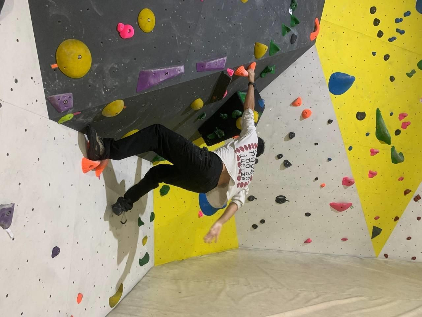 Una persona escalando en el rocódromo Mg12. // Ángel Martínez