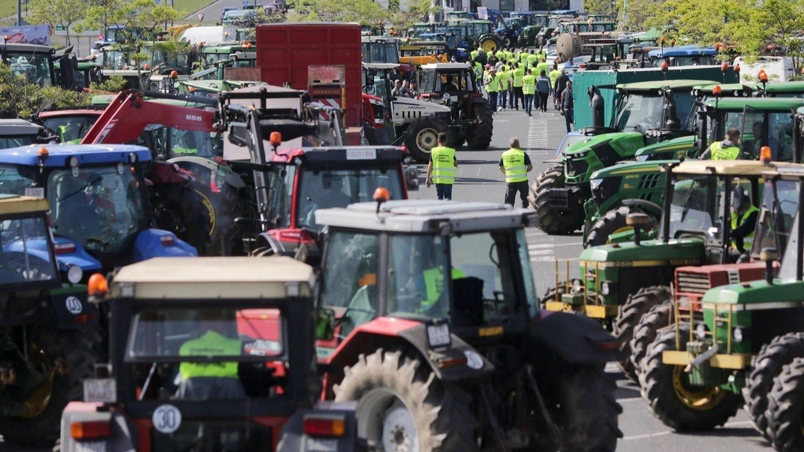 Un conjunto de tractores durante una manifestación. // Europa Press