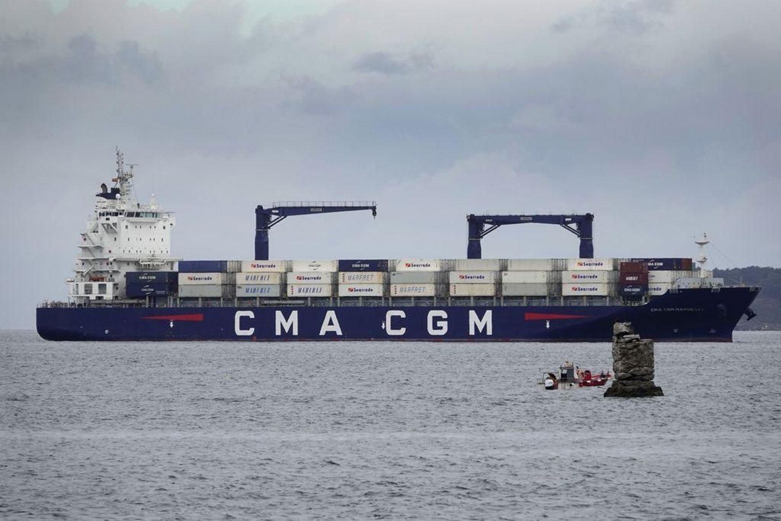 Un carguero entrando por la Ría de Vigo esta semana para operar en la terminal de contenedores de Guixar.
