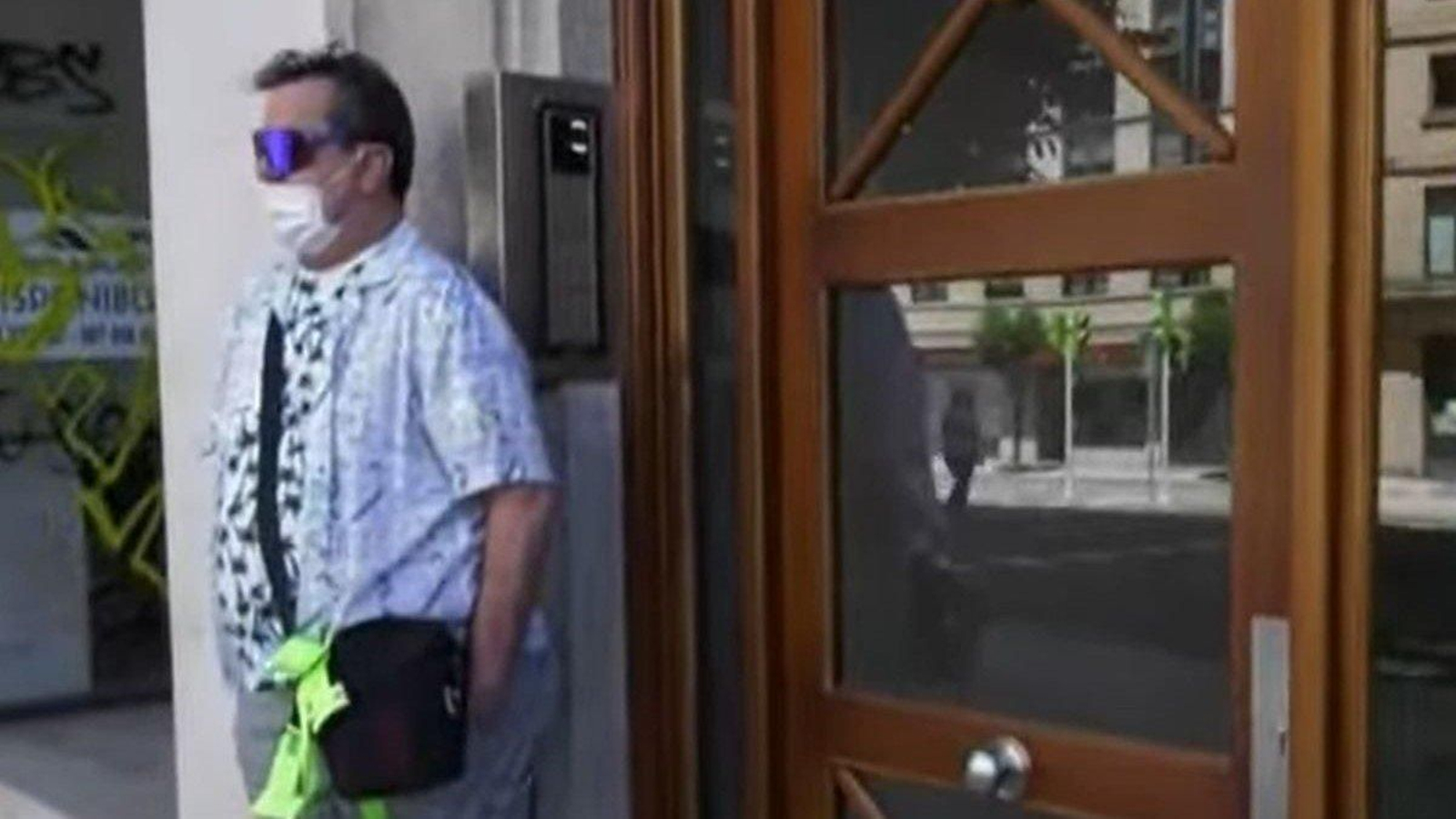 Luis, uno de los inquilinos del piso, ayer, delante del portal del edificio.