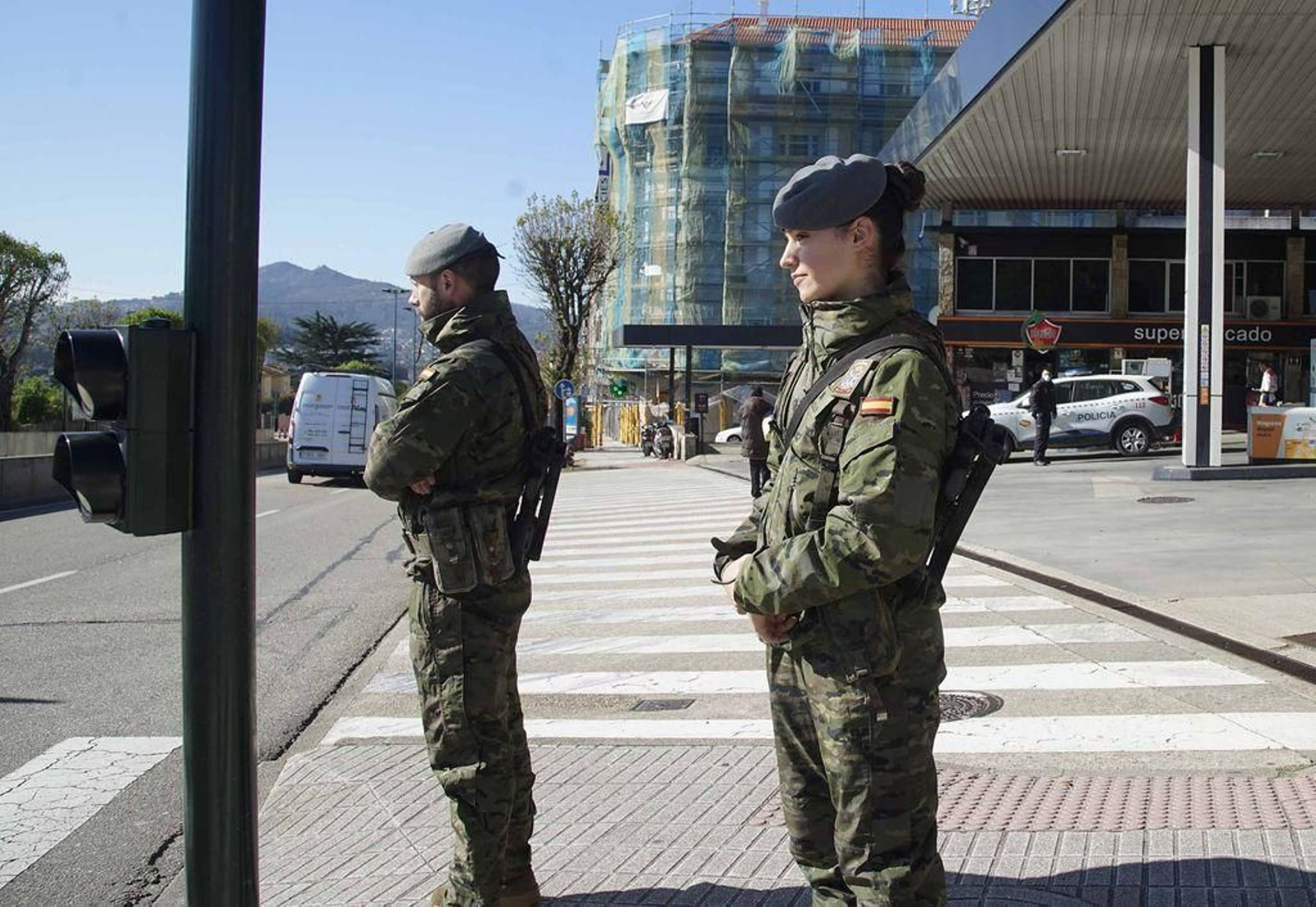 Militares, en la plaza de España.