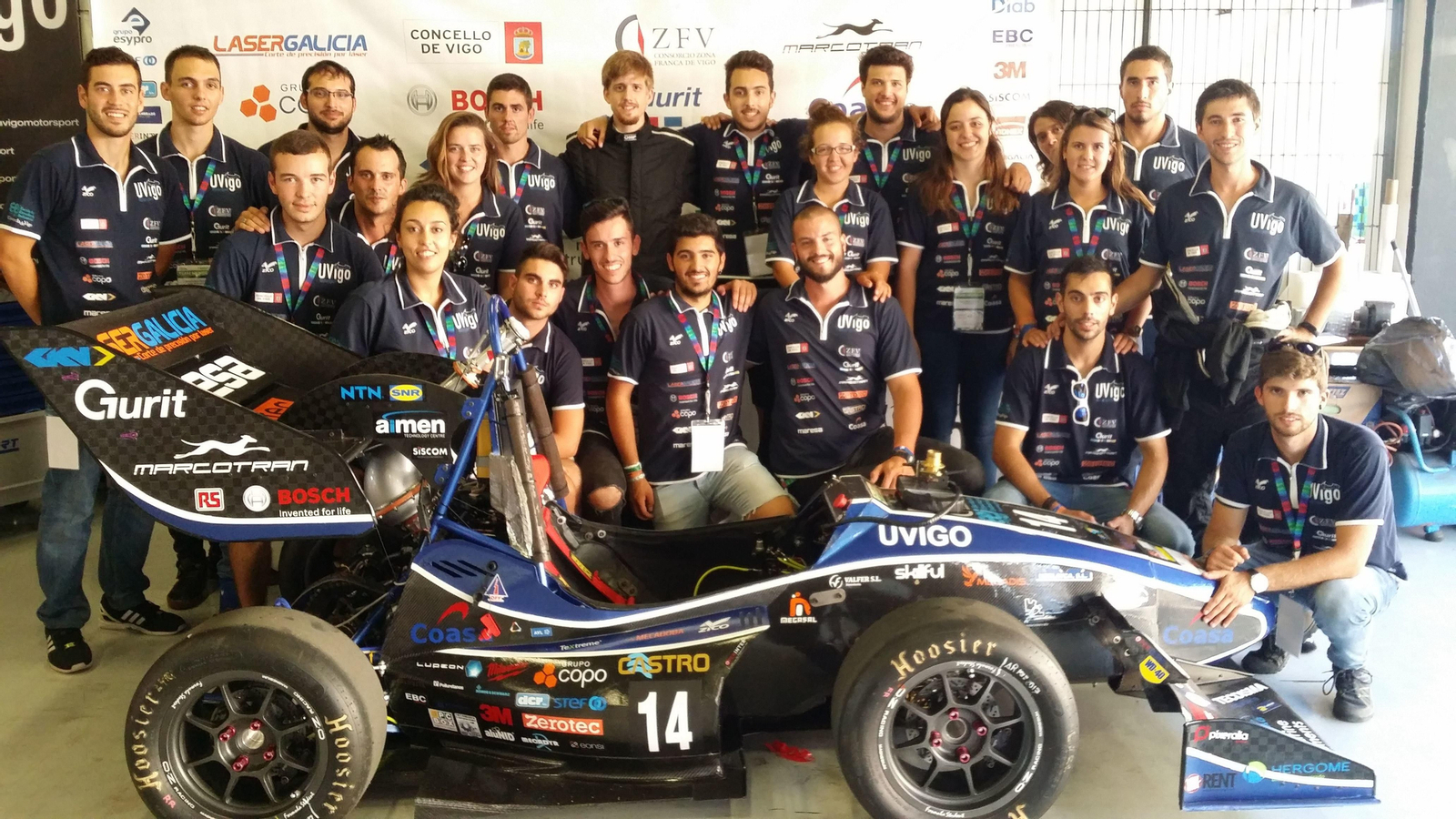 El equipo de estudiantes de las escuelas de Ingeniería Industrial y de Minas con el monoplaza el que trabajaron durante todo el curso pasado.