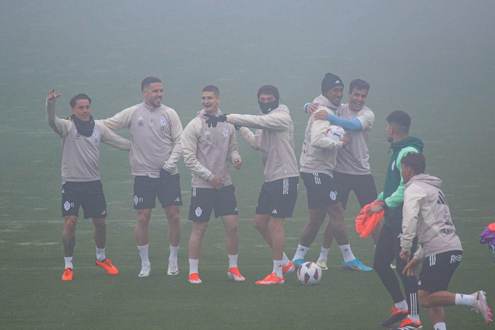 Risas y buen rollo en el entrenamiento del Celta.