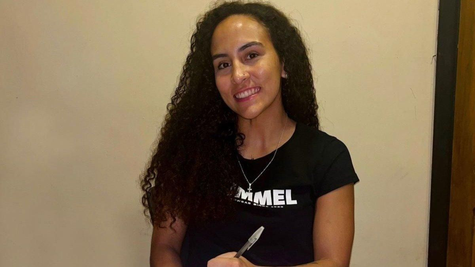 Jazmín Mendoza firma su contrato con el Guardés.