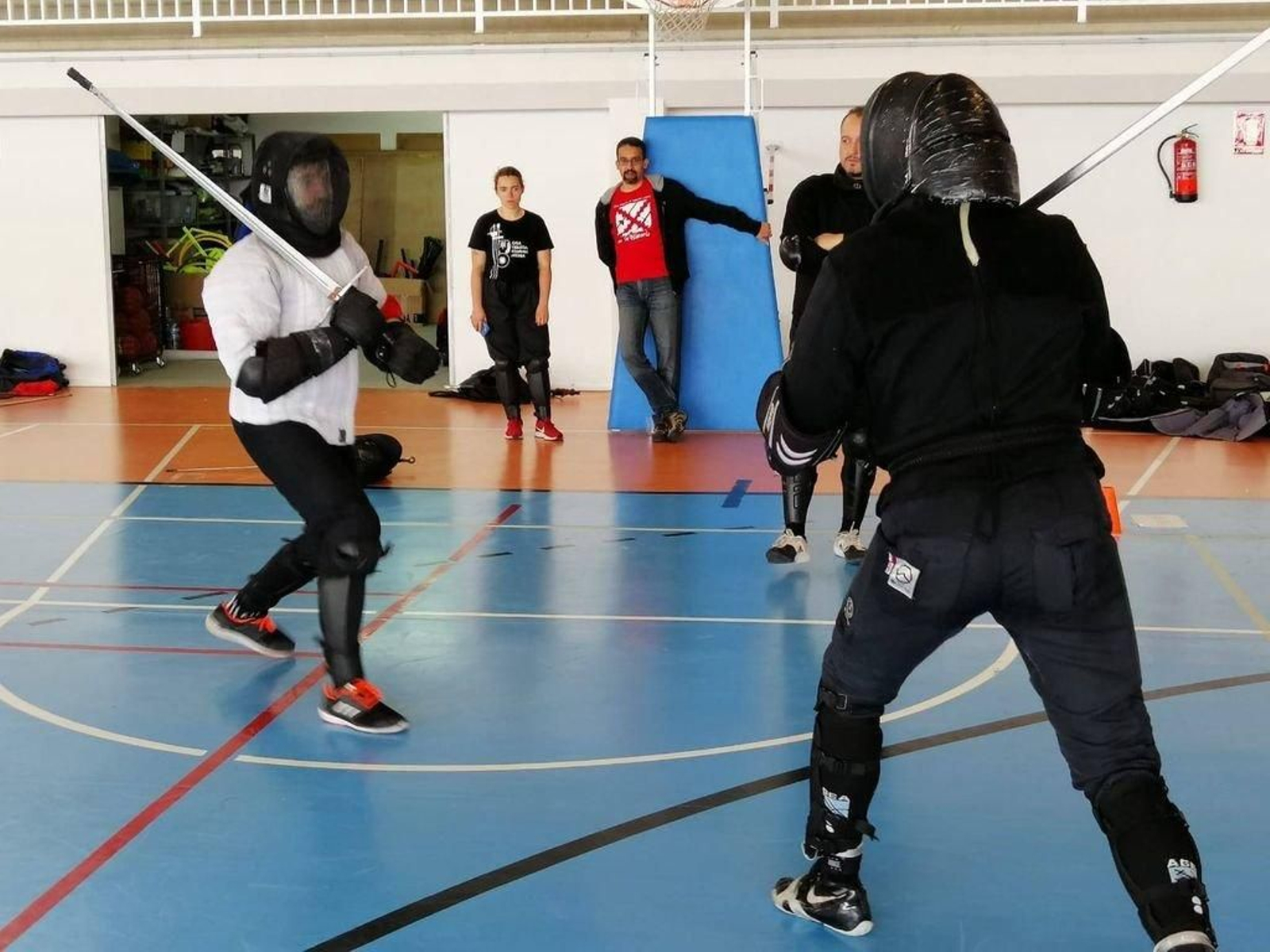 Damián Troncoso sostiene la espada en un combate.