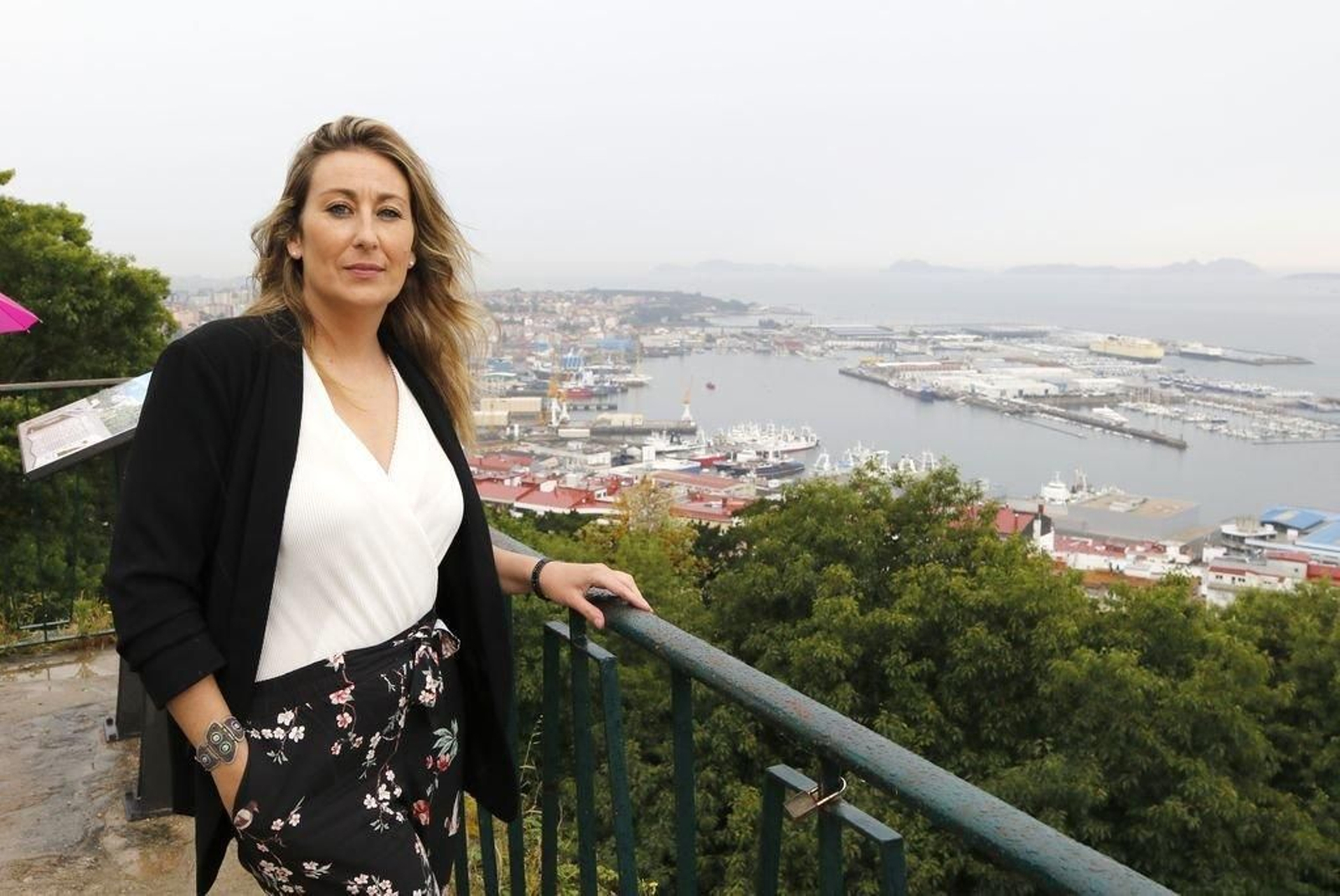 La viguesa Alexandra Touza, desde el mirador de Hispanidad, en O Castro.
