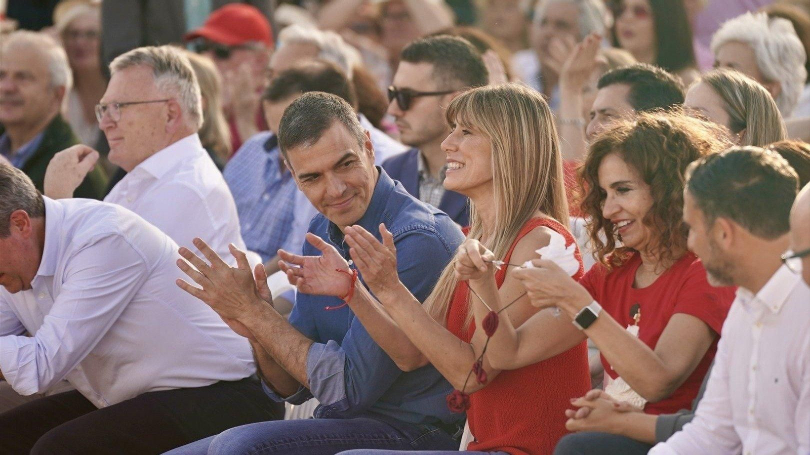 El secretario general del PSOE y presidente del Gobierno, Pedro Sánchez, junto a su mujer, Begoña Gómez. // E.P.