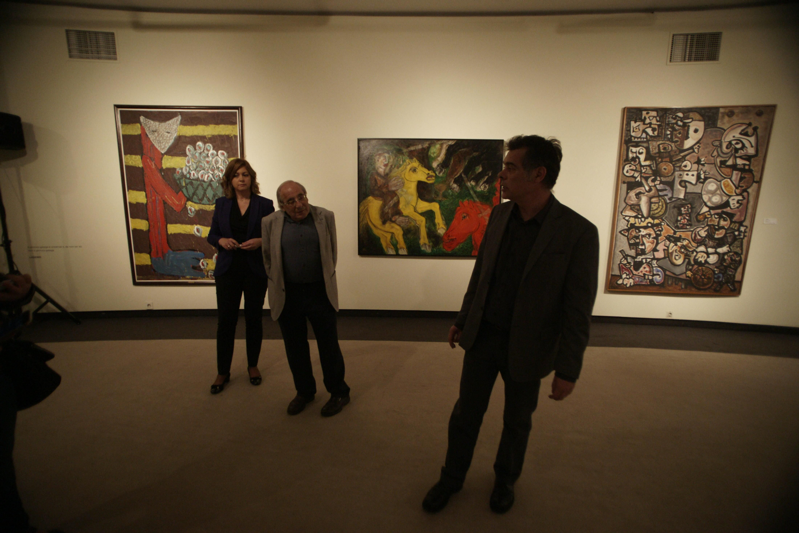 Javier Buján, el comisario de la muestra, explica el diálogo de Laxeiro y los 21 artistas contemporáneos a Teresa Cores, coordinadora cultural de Afundación y al concejal Cayetano Rodríguez.