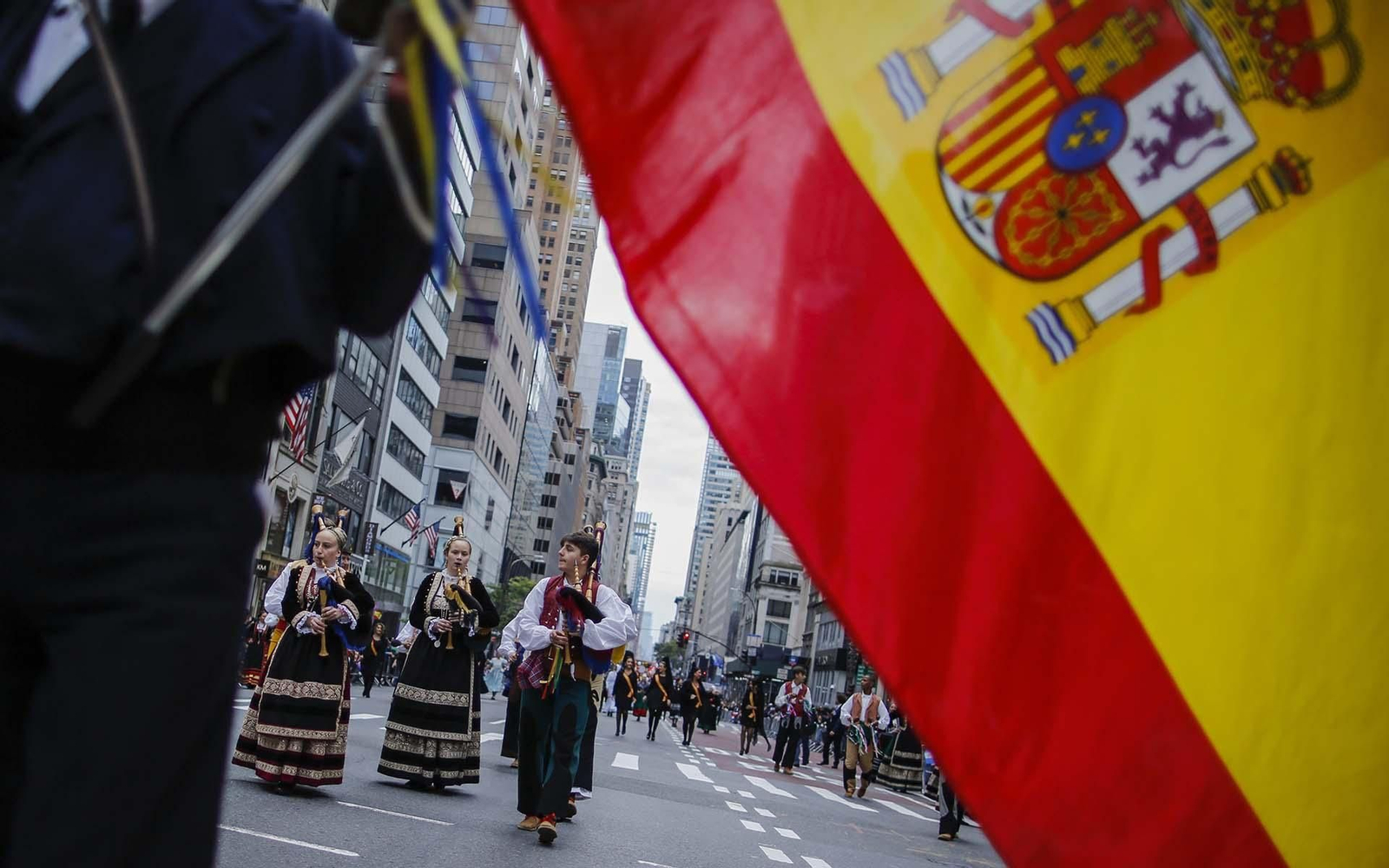 Miembros de una comparsa española participan en el Desfile de la Hispanidad, durante un aniversario de La Nacional, institución que recibió a inmigrantes españoles que llegaron a la Gran Manzana a principios del siglo XX. EFE/Eduardo Muñoz Álvarez/Archivo