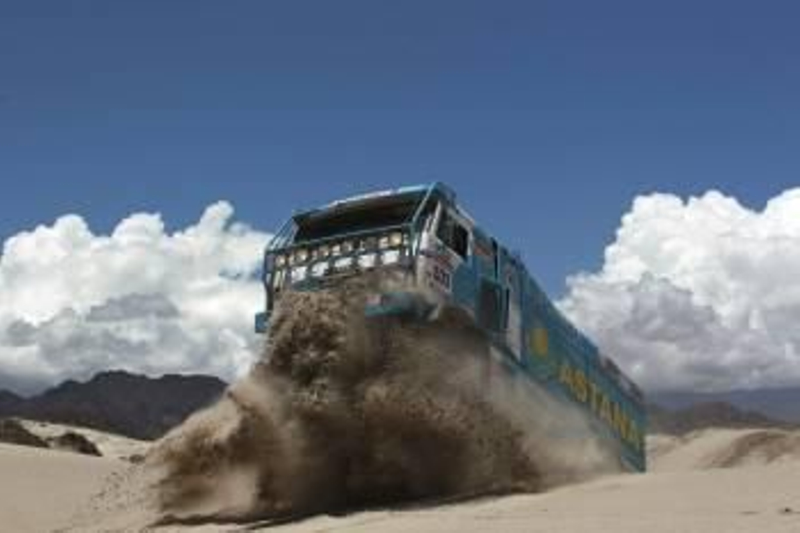 El piloto Artur Ardavichus de Kazajistán conduce su camión hoy, jueves 5 de enero de 2012 (Foto: efe)