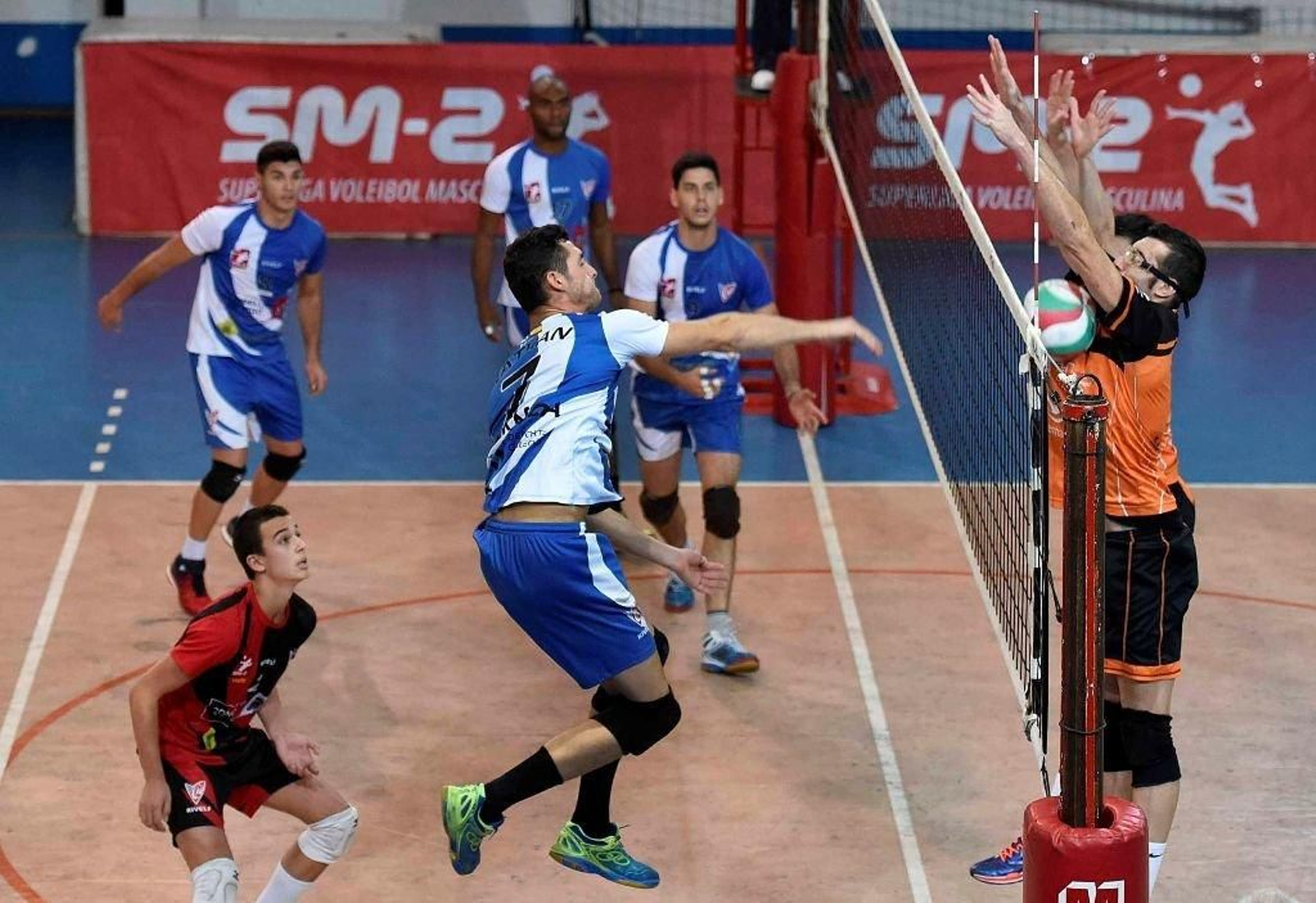 Nathan Matos realiza un remate durante el partido de ayer en el pabellón de Coia.