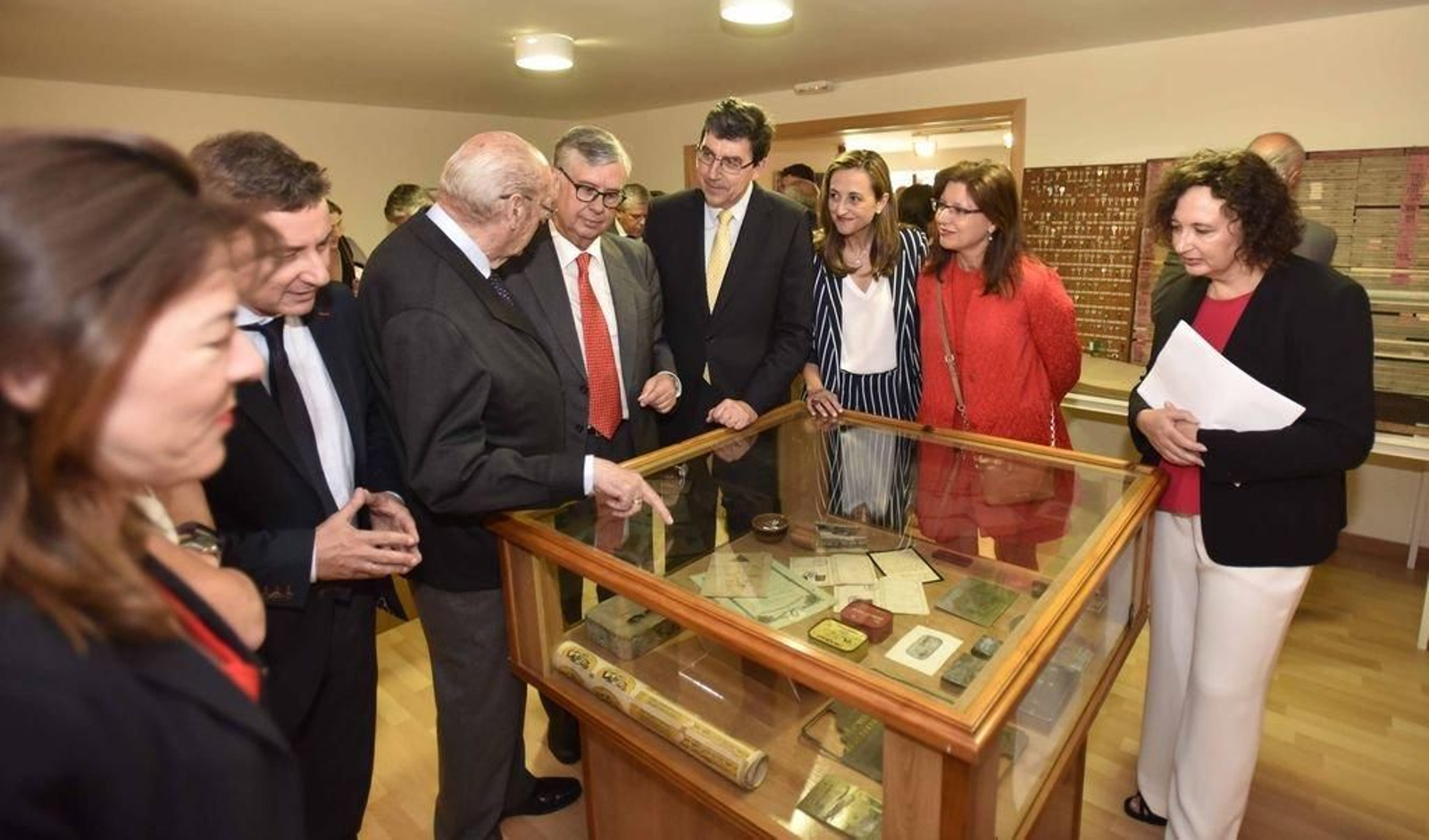 Ernesto Badía, extrabajador, muestra a Vieites, López-Chaves, Egerique y Caride piezas de la firma.