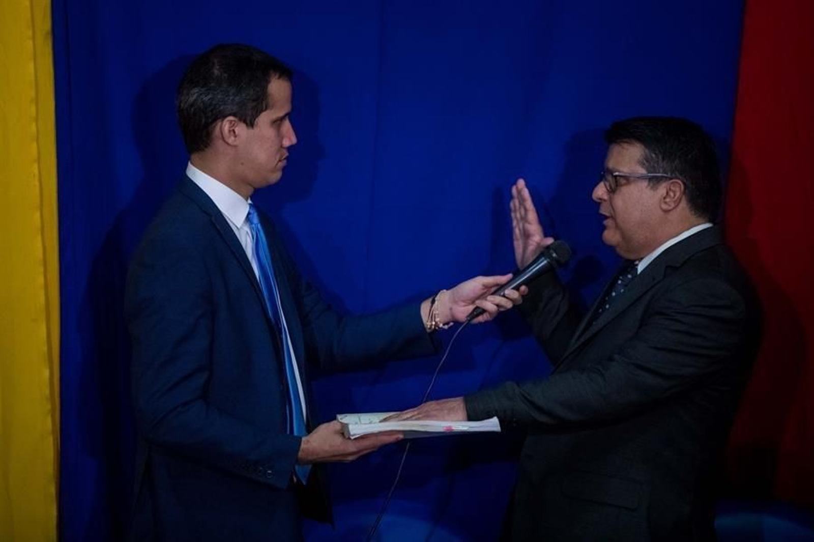 El presidente de la Asamblea Nacional, Juan Guaidó juramenta al diputado Carlos Berrizbestia como segundo vicepresidente del organismo en una sesión del Parlamento, realizada en la sede de un periódico local