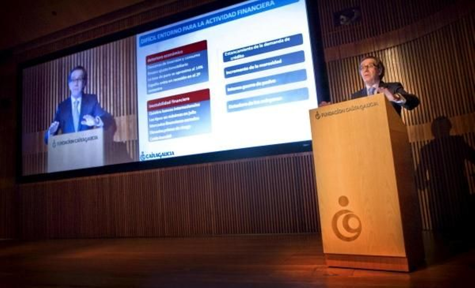 El director general de Caixa Galicia, José Luis Méndez durante la presentación de los resultados.