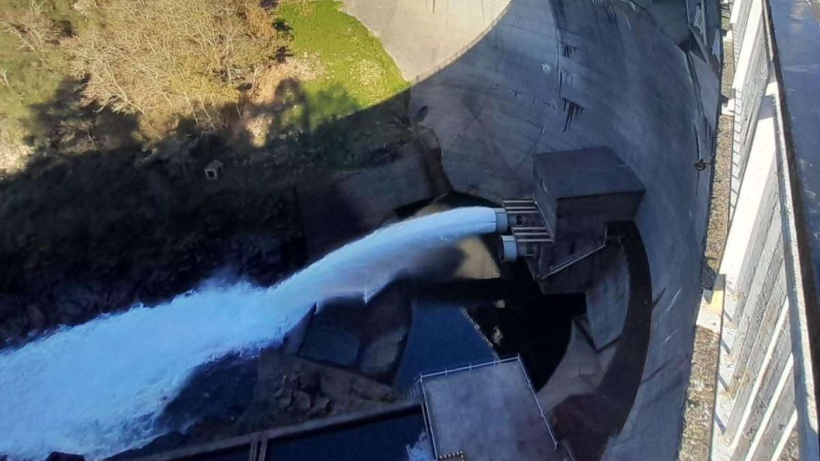 Uno de los surtidores, ayer, a pleno rendimiento.