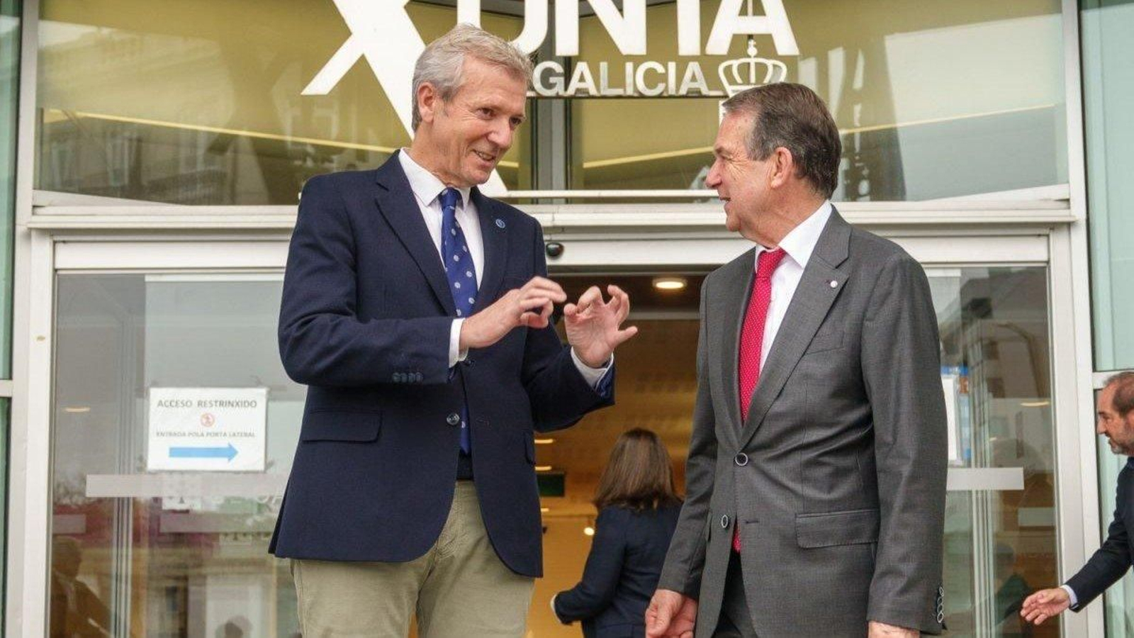 Alfonso Rueda y Abel Caballero conversando ayer antes de su reunión en la Delegación de la Xunta.