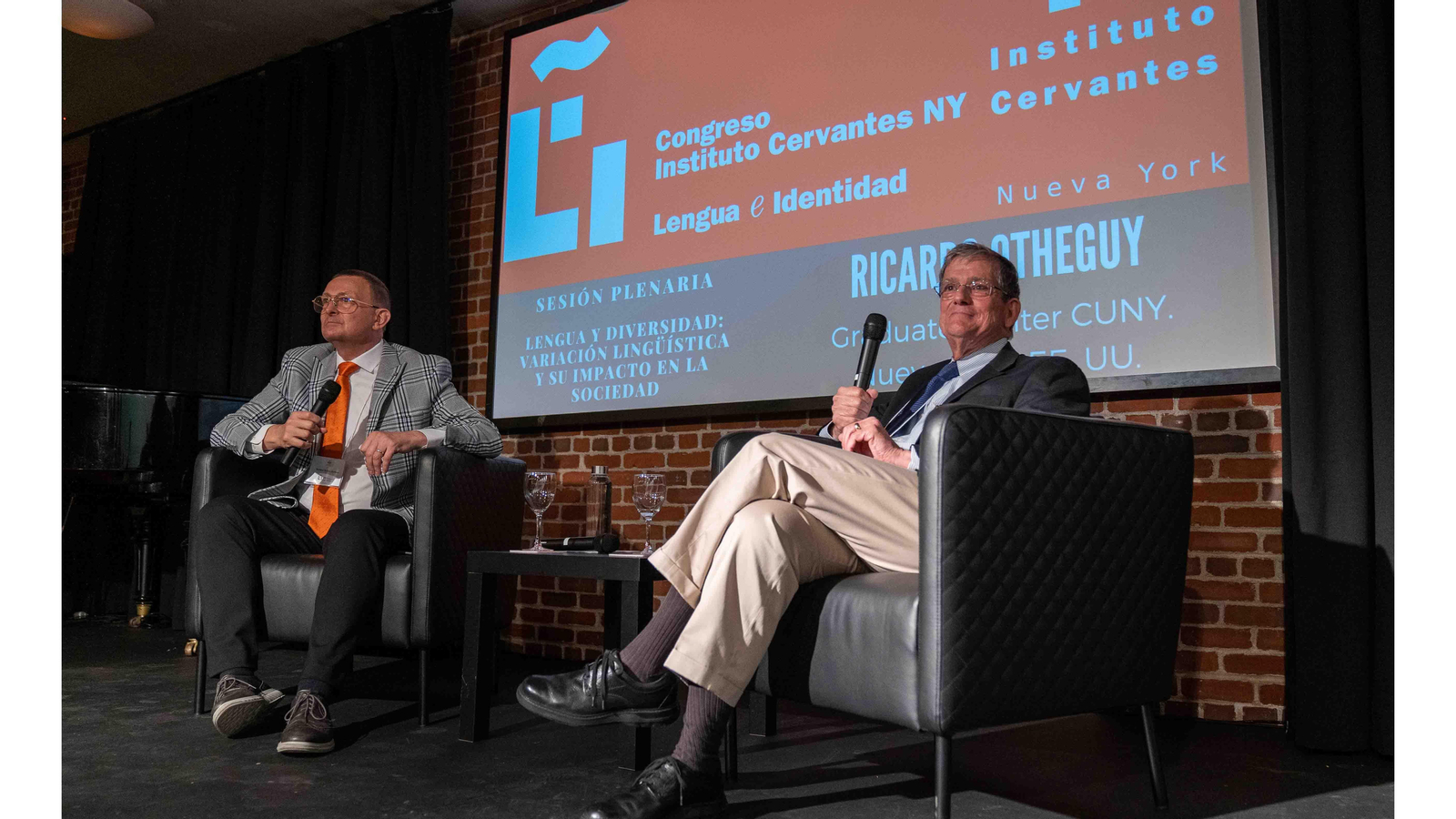 USA8258. NUEVA YORK (NY, EEUU), 03/06/2022.- El director del Instituto Cervantes de Nueva York, Richard Bueno (i), y el profesor Richard Otheguy (d), de la Universidad de la Ciudad de Nueva York (CUNY), conversan durante el primer día del primer Congreso Anual titulado "Lengua e identidad: variación lingüística e igualdad social" celebrado este viernes en la ciudad de Nueva York. Reputados lingüistas de Nueva York y del mundo entero se dieron cita este viernes en esta ciudad para estudiar el presente y el futuro de la lengua castellana, con una idea rondando en el aire: el porvenir del español no pasa por entrar en competencia con el inglés. EFE/Ángel Colmenares