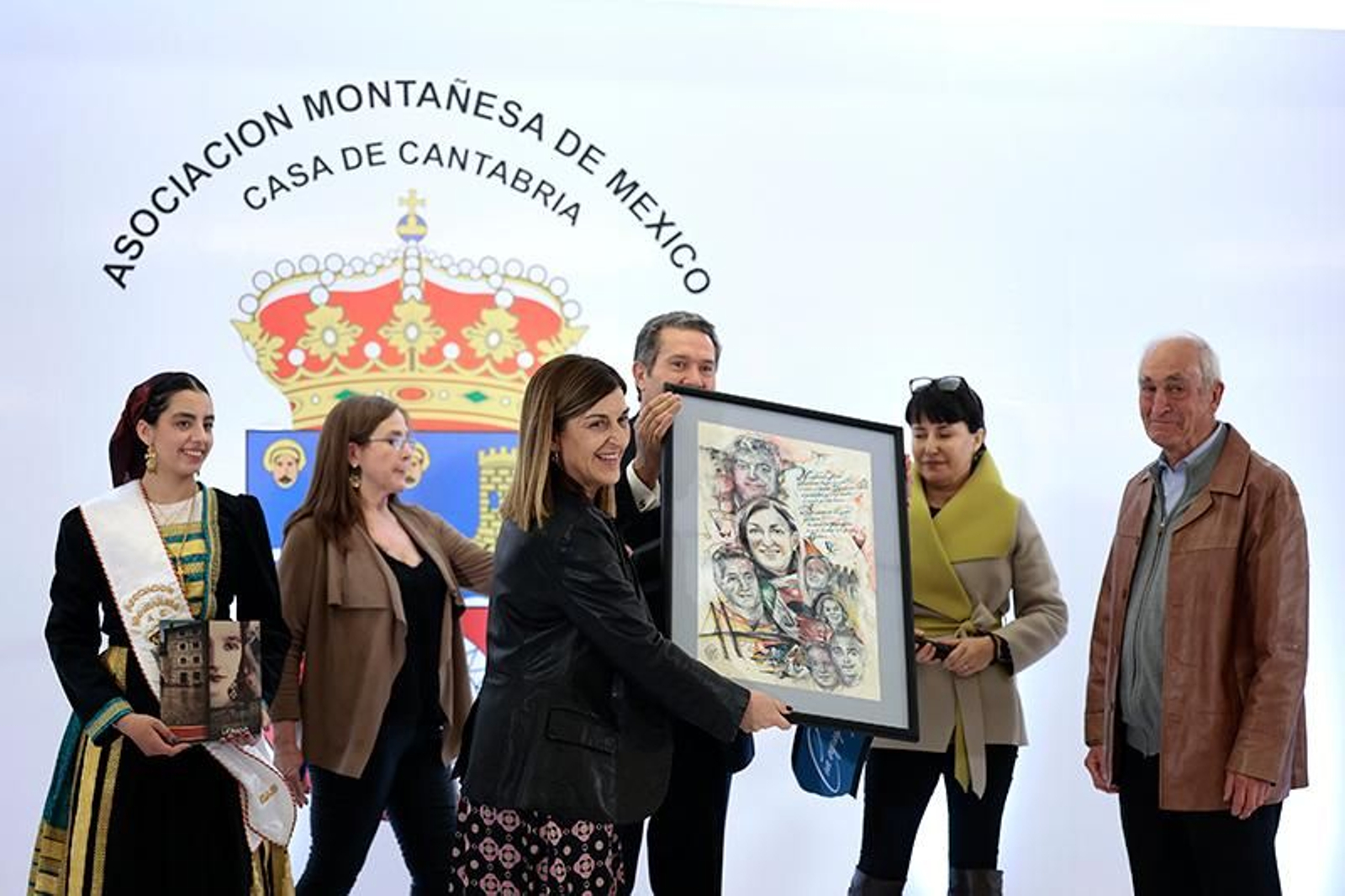 La presidenta de Cantabria, María José Sáenz de Buruaga, ha concluido su primer viaje institucional a México con un emotivo encuentro en la Asociación Montañesa.