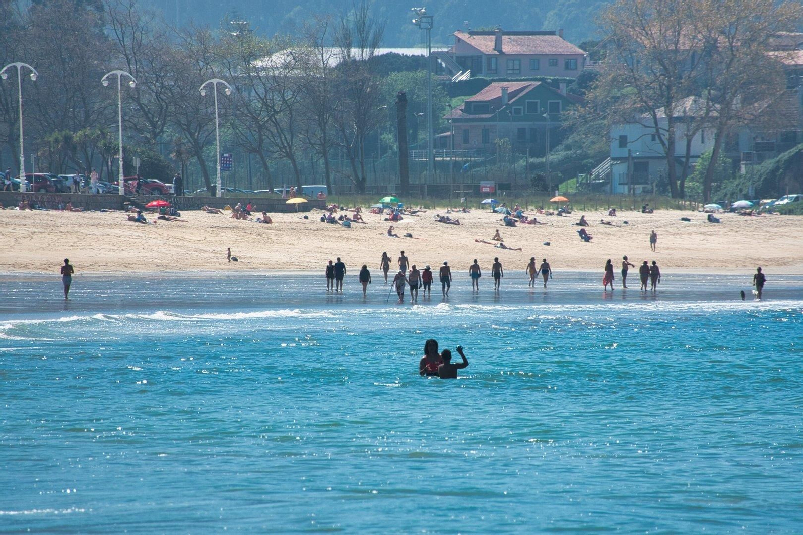 Gente bañándose en Samil.