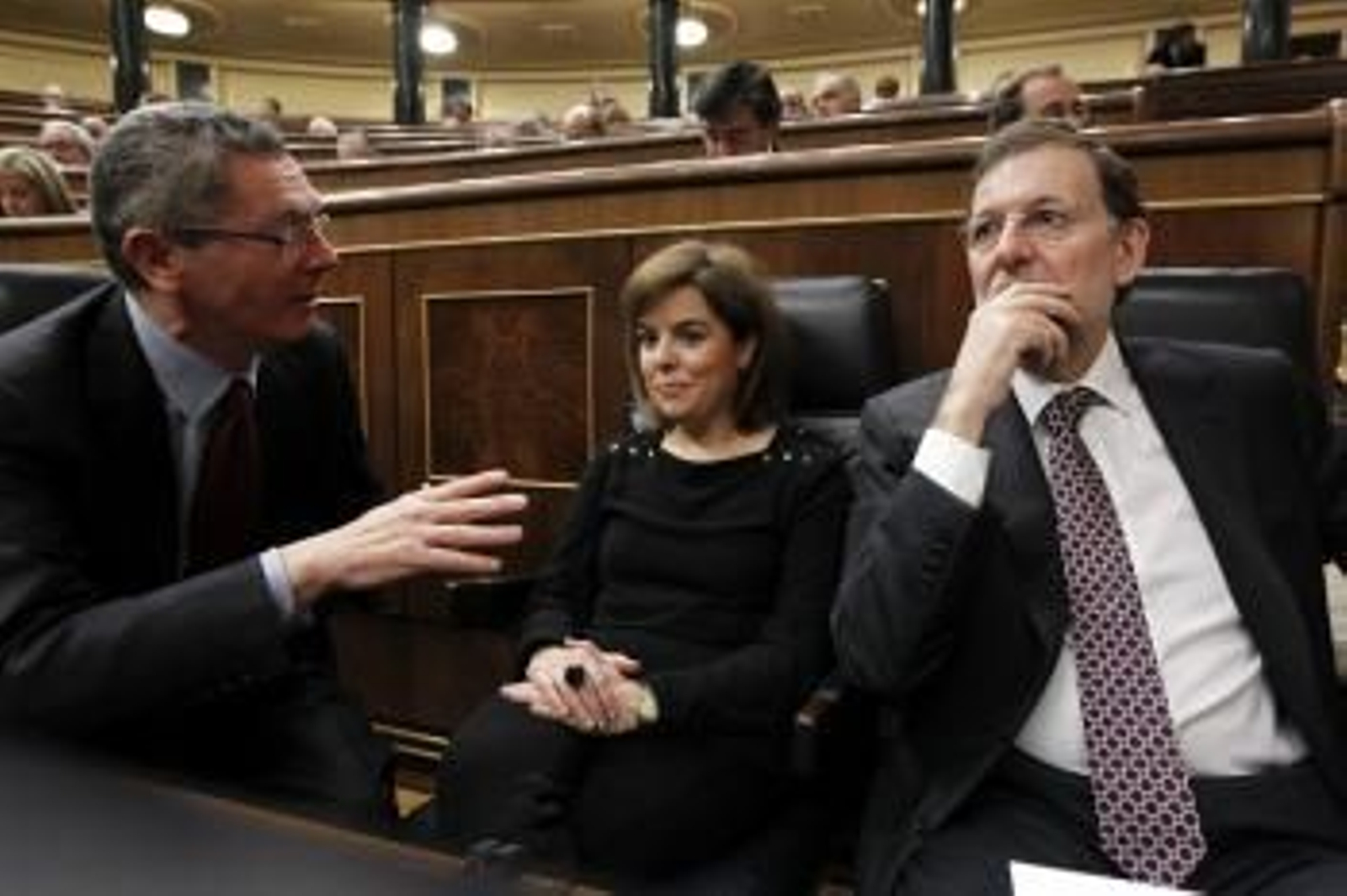 El presidente del Gobierno, Mariano Rajoy (d), junto a la vicepresidenta, Soraya Sáenz de Santamaría, y el ministro de Justicia, Alberto Ruiz-Gallardón