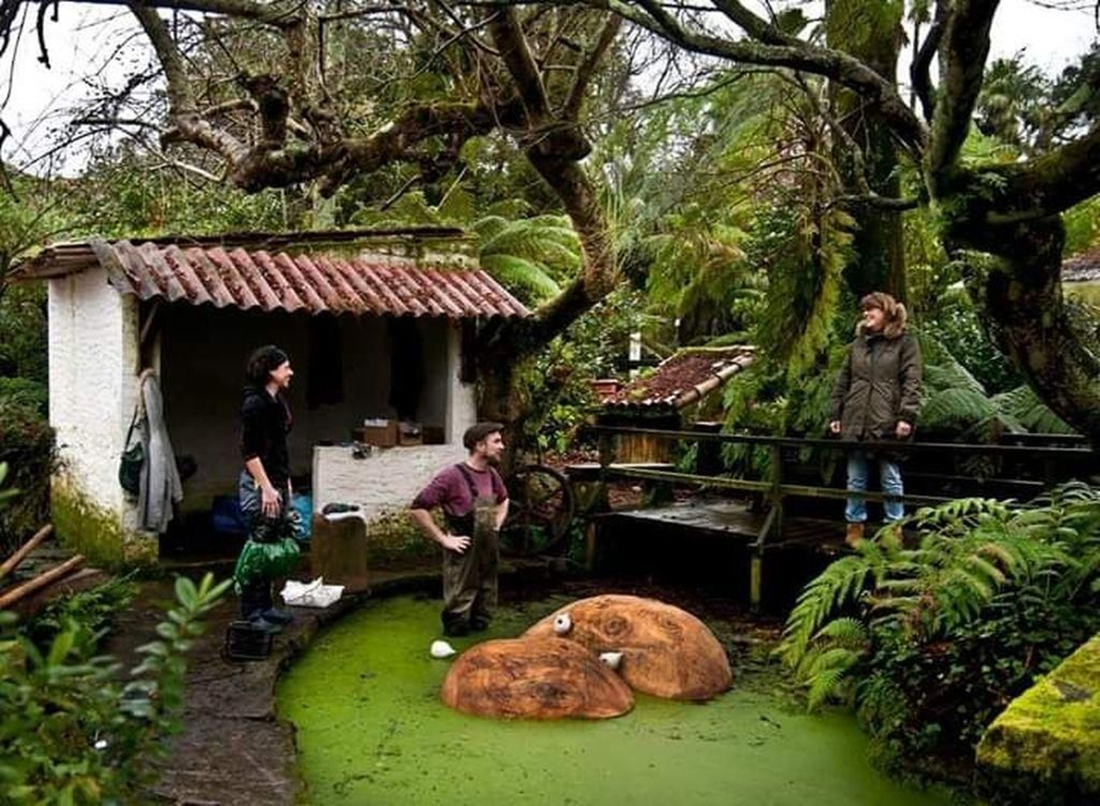 La foto de Marco Durán, los artistas Antía Sánchez y Hannes Aleski, con Elisabeth Taylor, en la colocación.