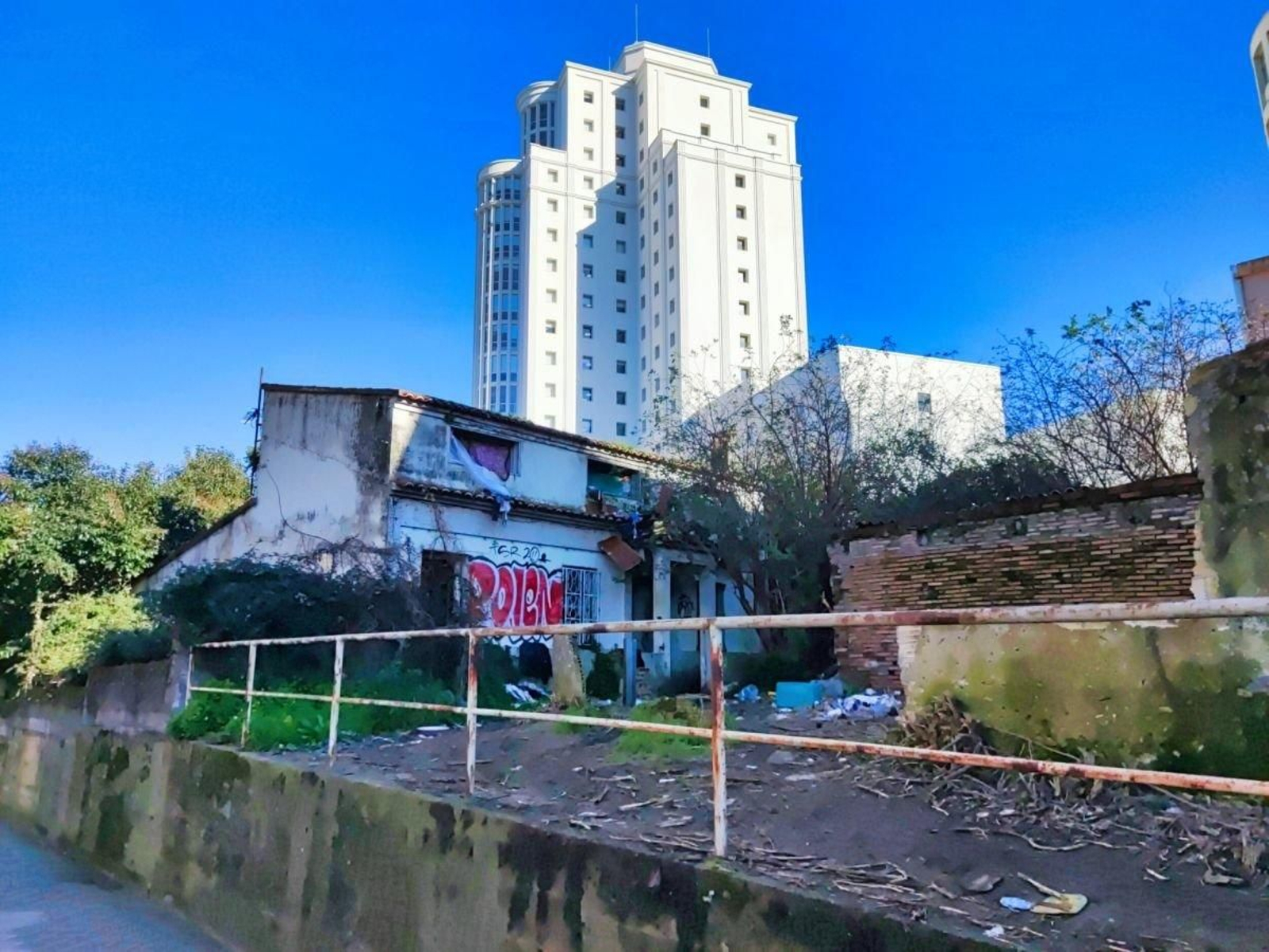 Los hechos tuvieron lugar en la casa en ruinas junto a la Cidade da Xustiza.