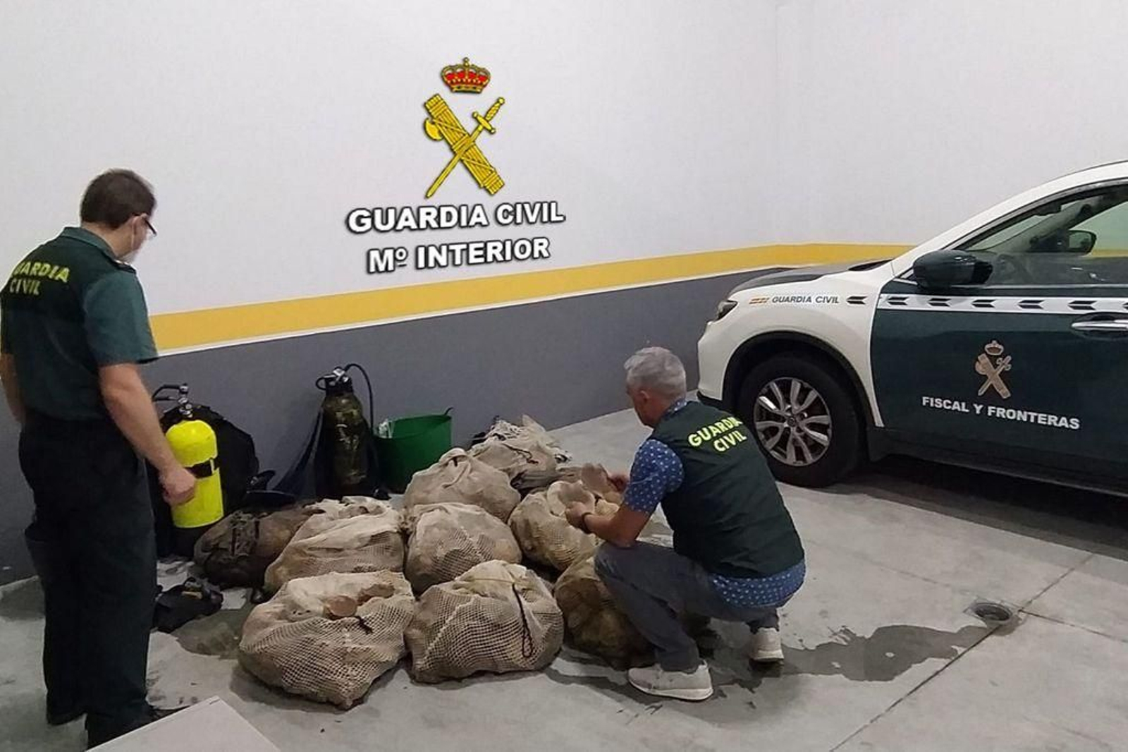 Efectivos de la Compañía Fiscal de la Guardia Civil en Vigo, con las vieiras intervenidas