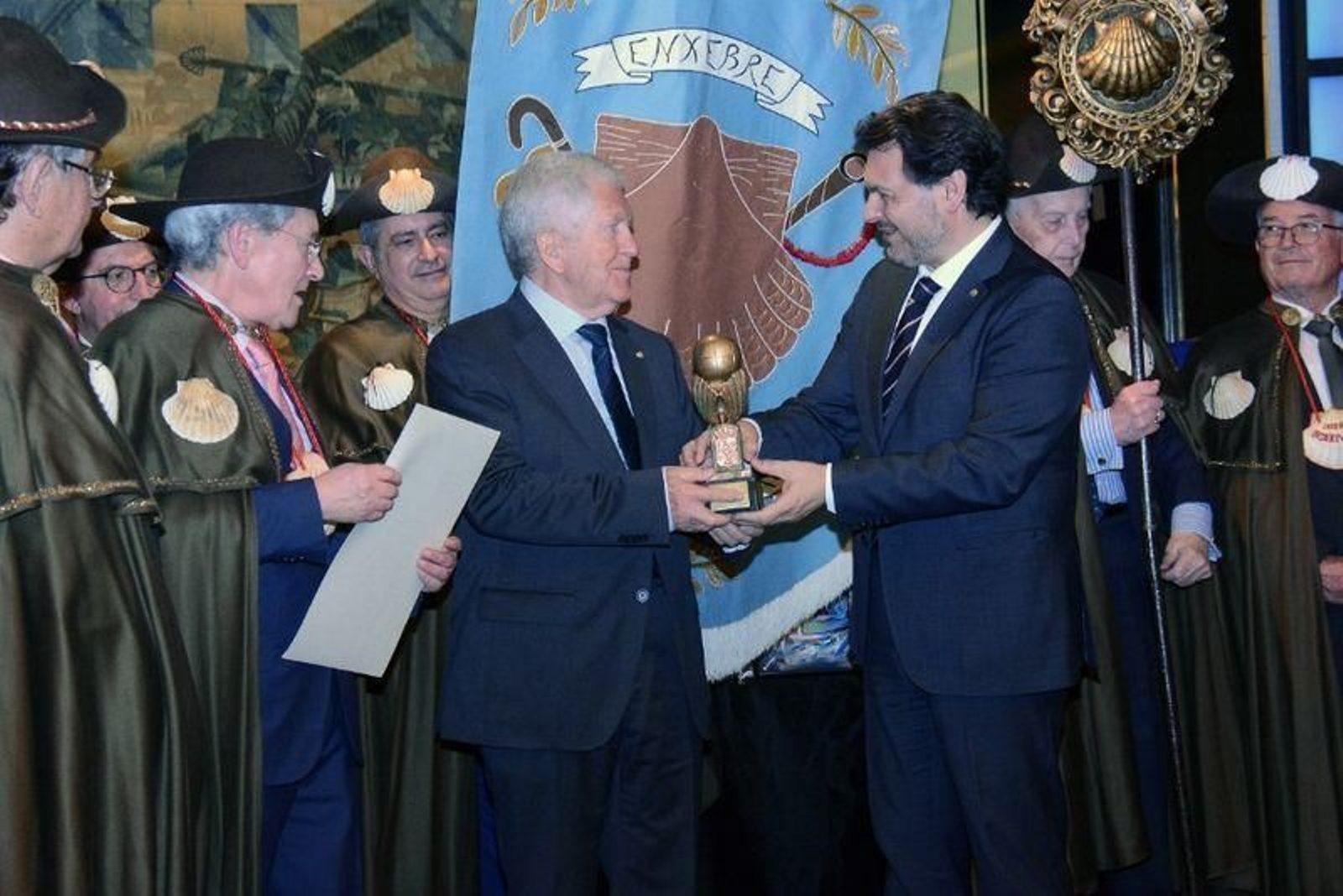 modesto_seara_recibiendo_el_premio_galeguidade_resultado